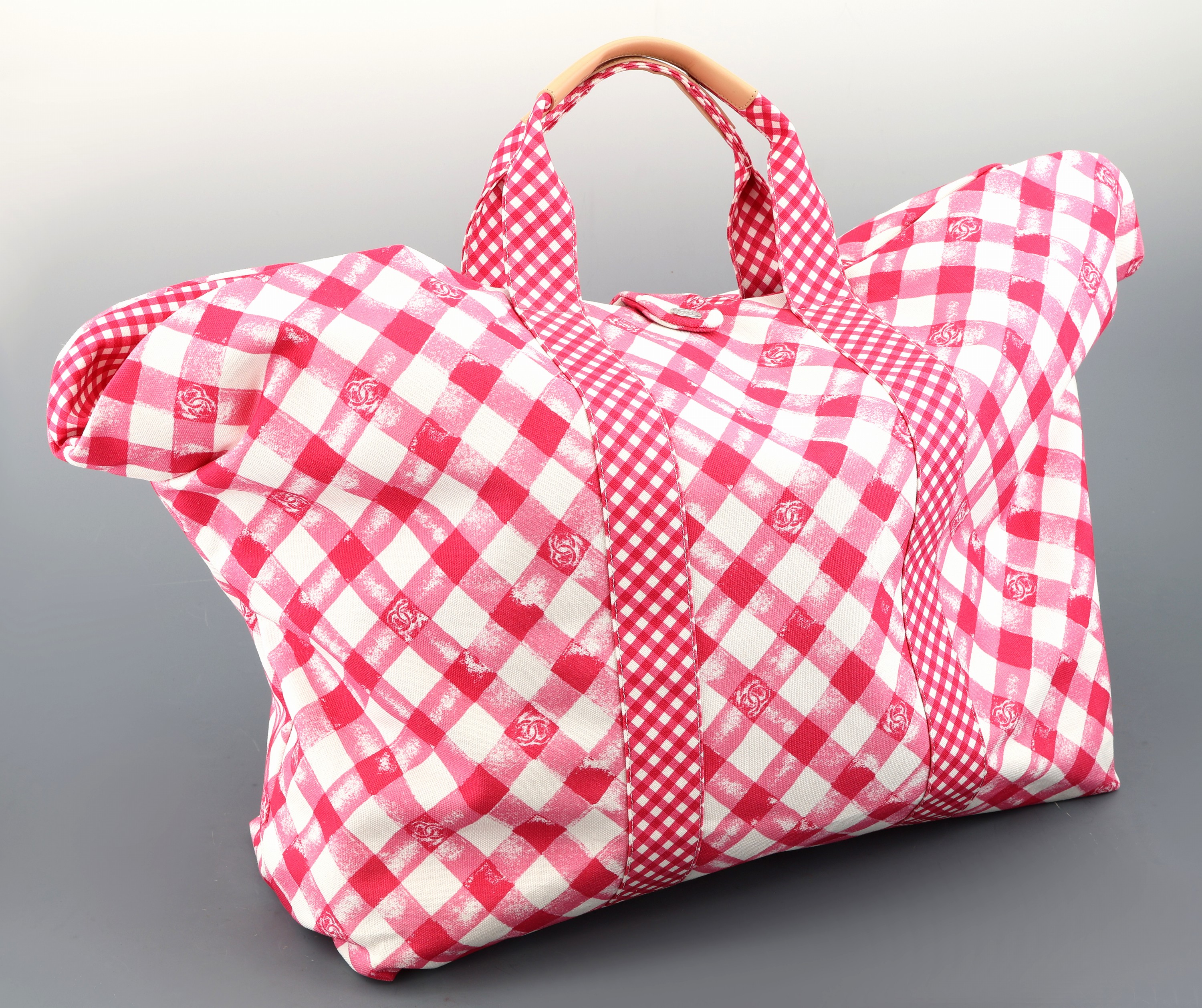 Detail a: CHANEL Weekender, "Tote Gingham Print, Canvas", weiß/pink kariert mit CC-Emblemen,2 Tragehenkel mit naturfarb. Lederbesätzen, ...