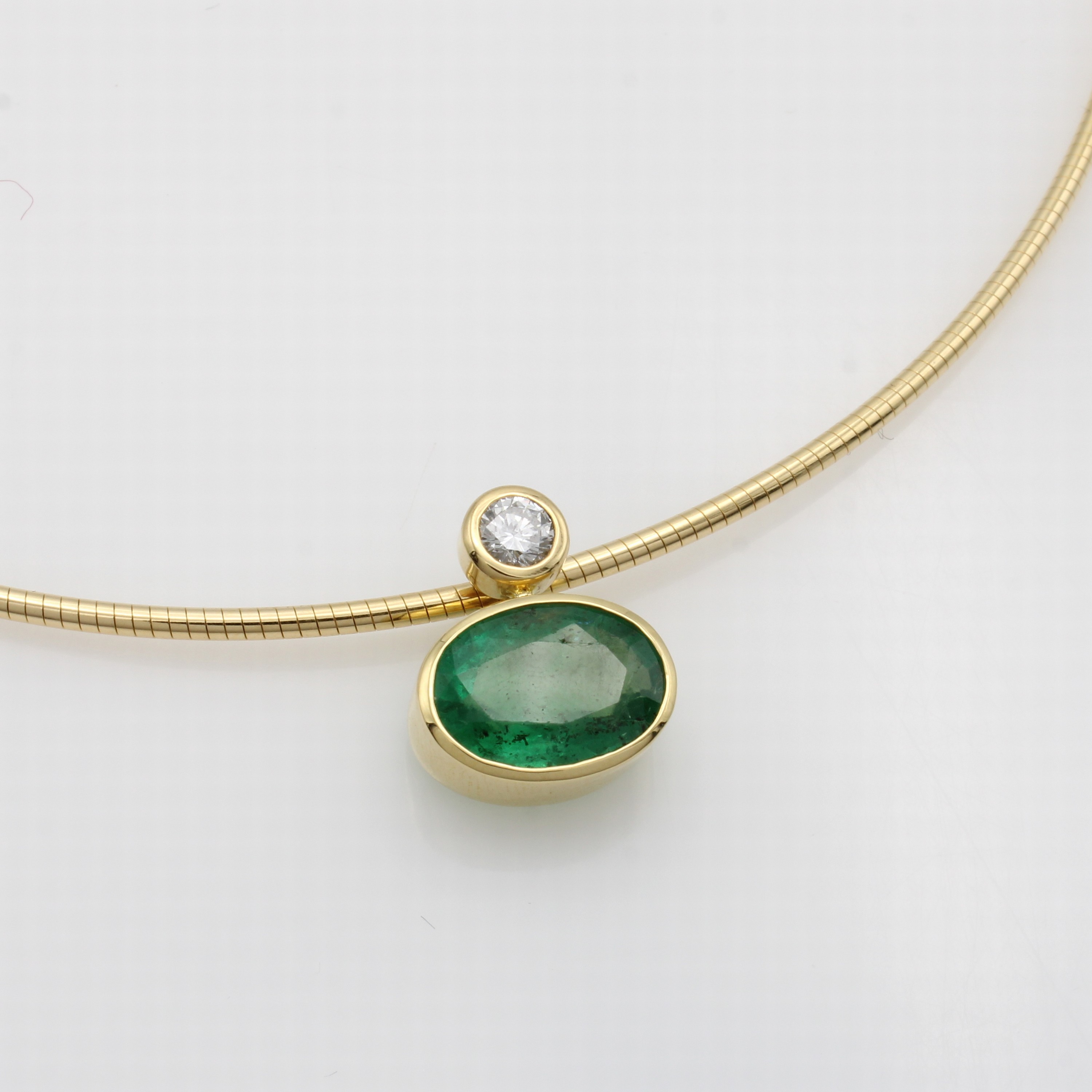 Image 27067024 - Anhänger mit Smaragd und Brillant an Omegareif, GG 750/000, ovaler Smaragd ca. 4.1 ct, ...