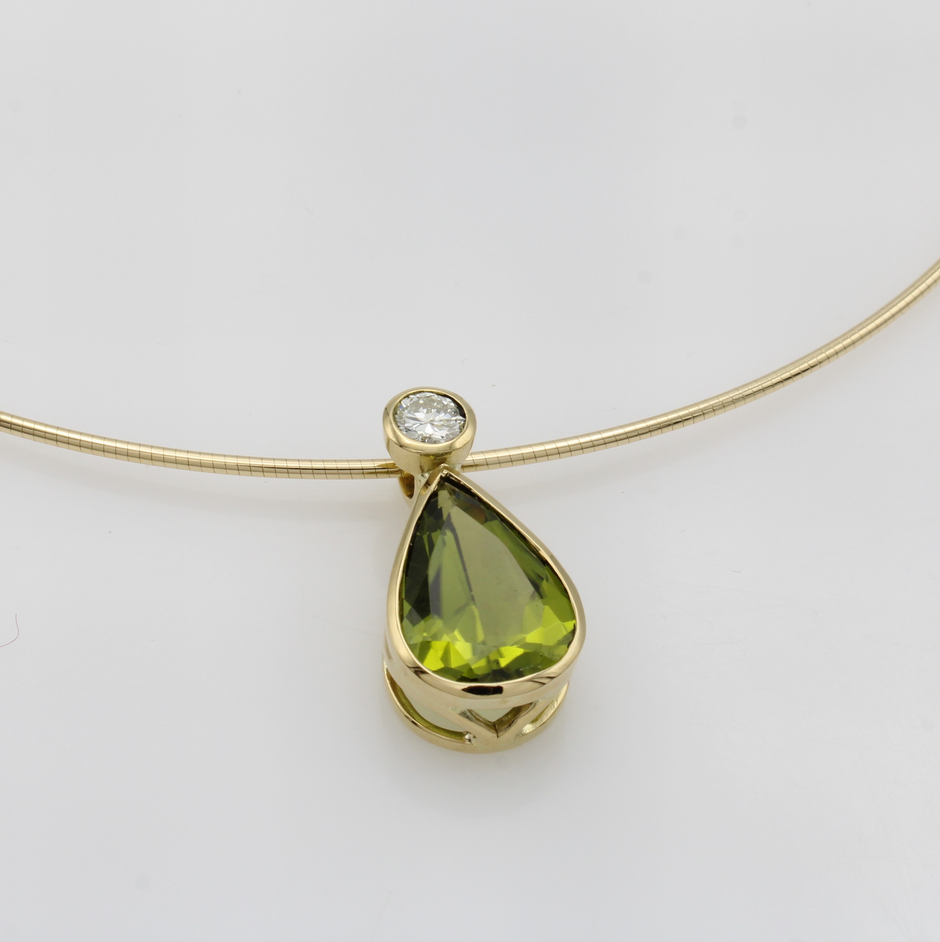 Image 27067025 - Anhänger mit Peridot und Brillant an Omegareif, GG 750/000, Peridottropfen ca. 6.13 ct, ...