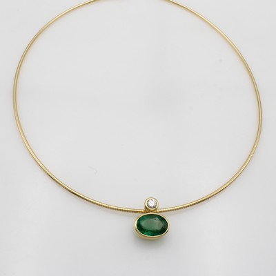 27067024a - Anhänger mit Smaragd und Brillant an Omegareif, GG 750/000, ovaler Smaragd ca. 4.1 ct, ...