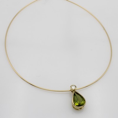 27067025a - Anhänger mit Peridot und Brillant an Omegareif, GG 750/000, Peridottropfen ca. 6.13 ct, ...