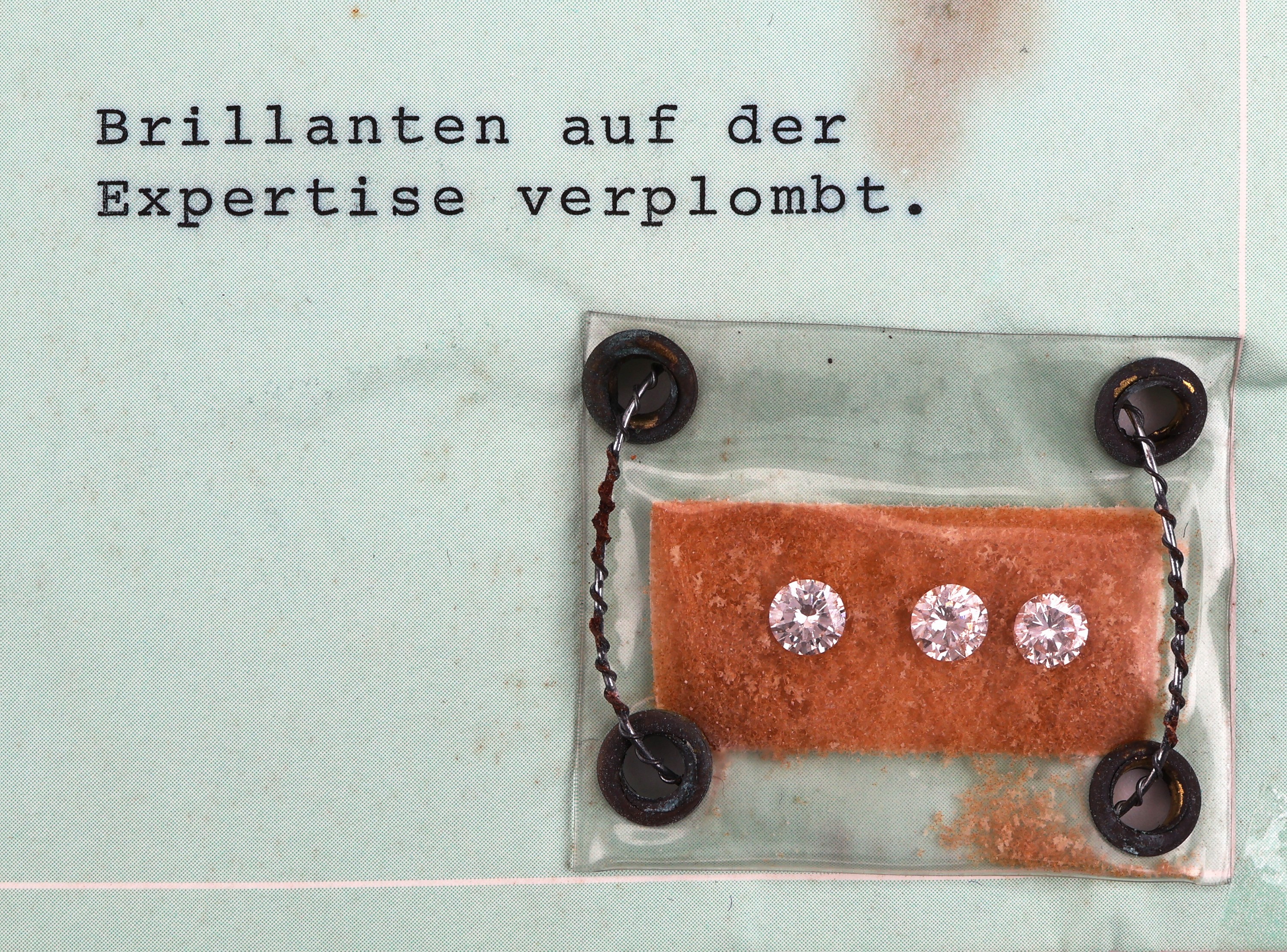 Detail a: 3 lose Brillanten, zus. 1.046 ct feines Weiß/lr, verplombt, mit Zertifikat