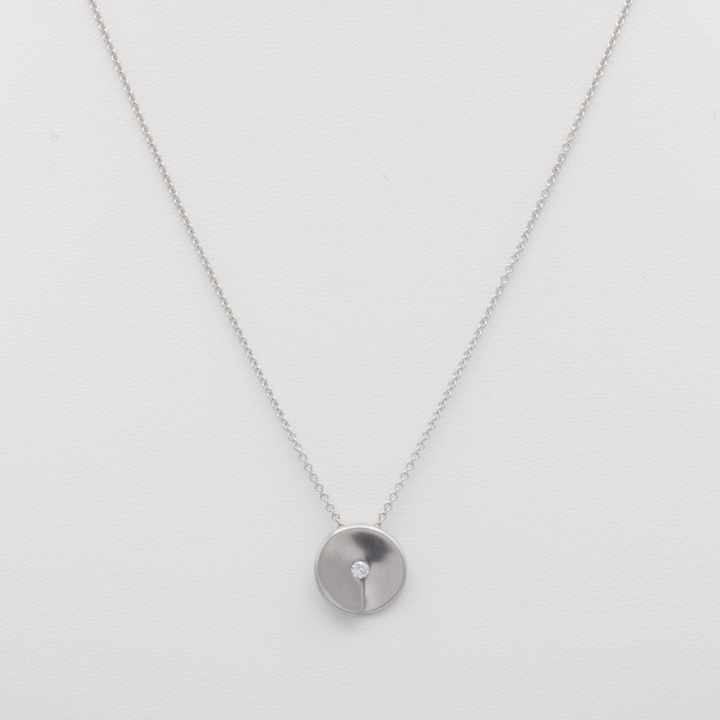 Image 27067177 - Anhänger mit Brillant an Kette, WG 585/000, runde Form, Brill. mittig gef. ca. 0.06 ct ...