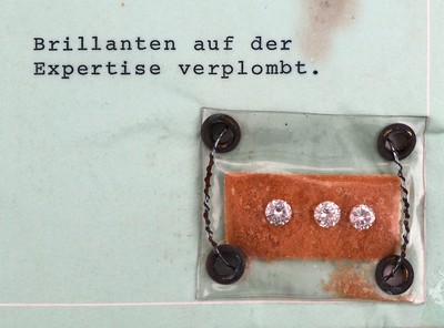 27067134a - 3 lose Brillanten, zus. 1.046 ct feines Weiß/lr, verplombt, mit Zertifikat Schätzpreis: ...