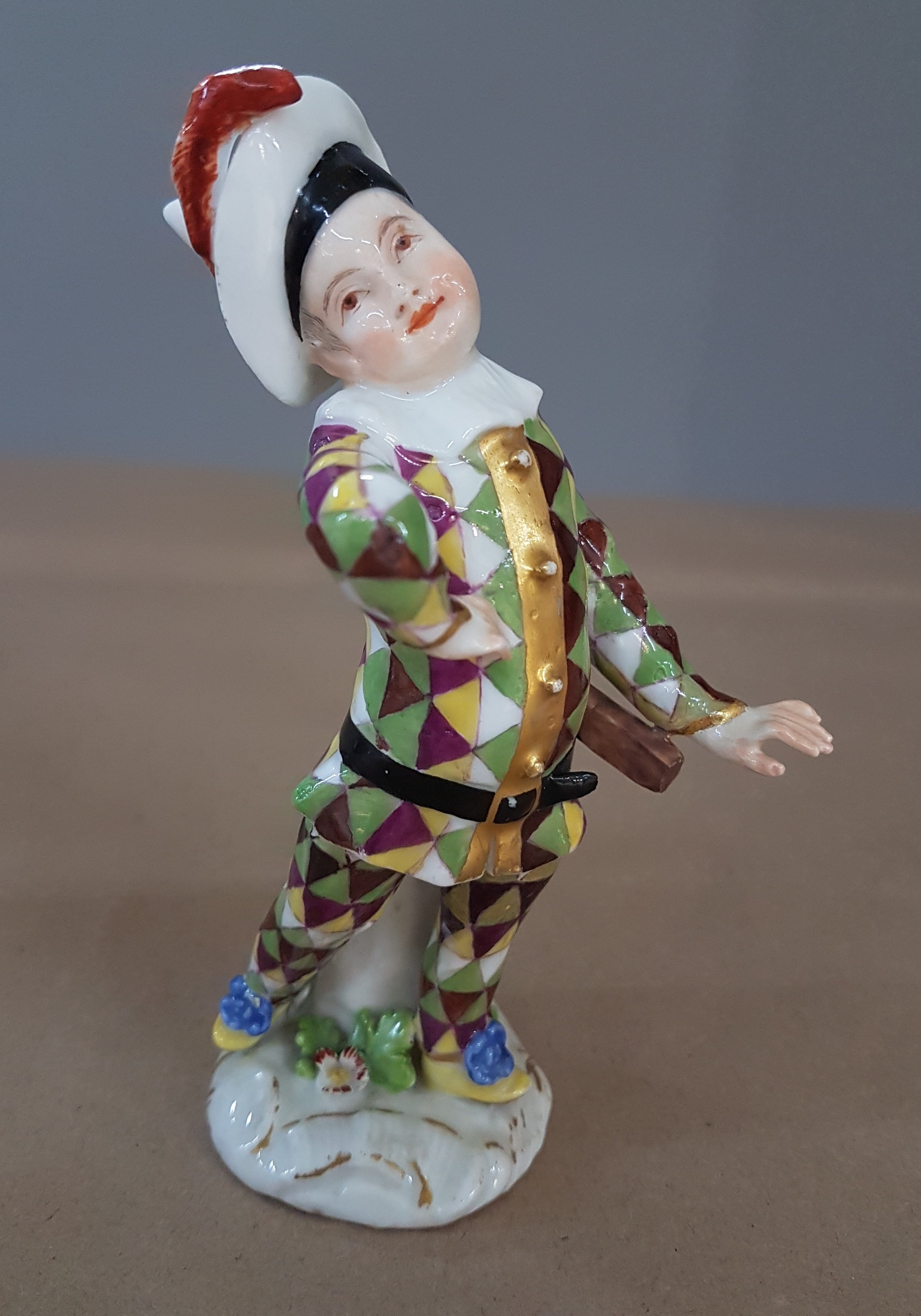 Detail a: Porzellanfigur, Meissen, um 1750, kleiner Harlekin, Porzellan, polychrom bemalt, Goldstaffage, restauriert, Reste von Reste von Schwertermarke auf ...