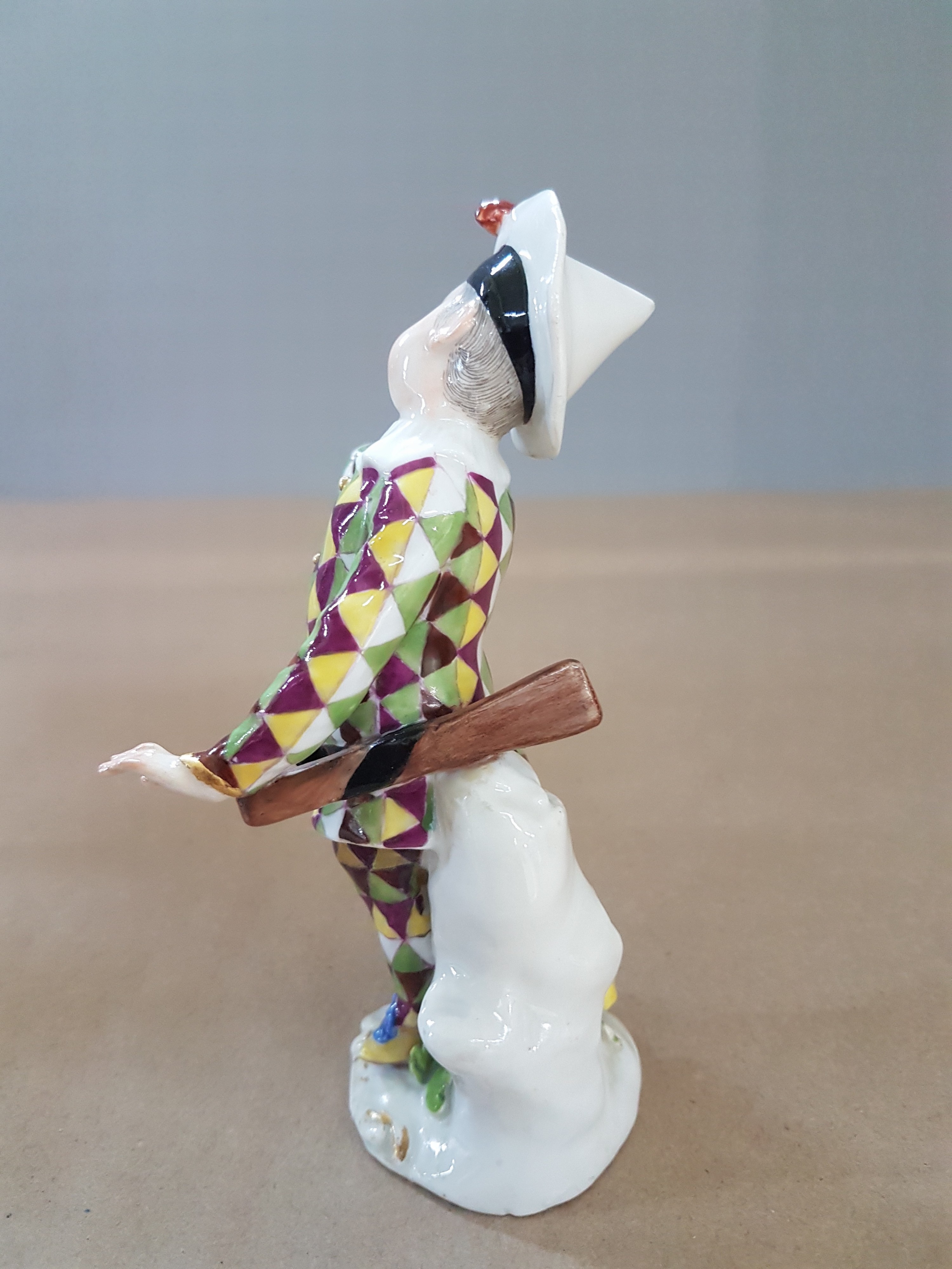 Detail c: Porzellanfigur, Meissen, um 1750, kleiner Harlekin, Porzellan, polychrom bemalt, Goldstaffage, restauriert, Reste von Reste von Schwertermarke auf ...