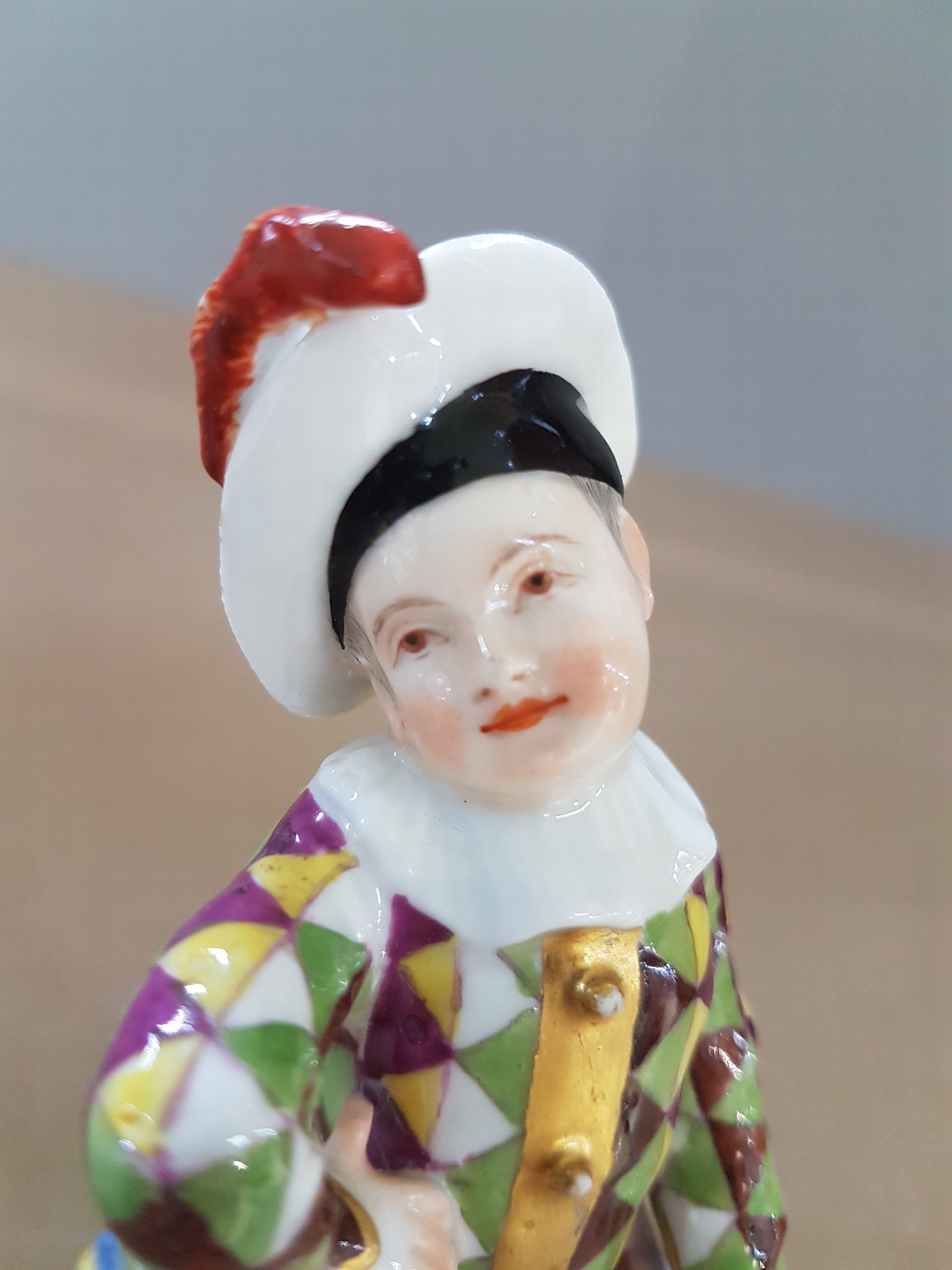 Detail d: Porzellanfigur, Meissen, um 1750, kleiner Harlekin, Porzellan, polychrom bemalt, Goldstaffage, restauriert, Reste von Reste von Schwertermarke auf ...