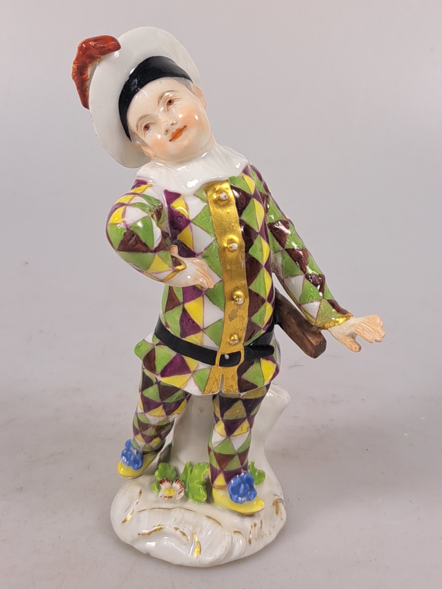 Detail f: Porzellanfigur, Meissen, um 1750, kleiner Harlekin, Porzellan, polychrom bemalt, Goldstaffage, restauriert, Reste von Reste von Schwertermarke auf ...