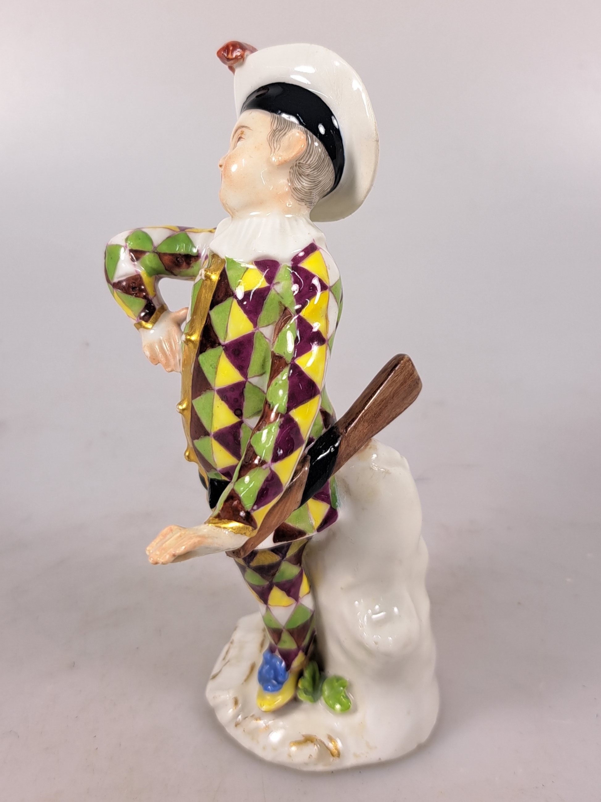 Detail h: Porzellanfigur, Meissen, um 1750, kleiner Harlekin, Porzellan, polychrom bemalt, Goldstaffage, restauriert, Reste von Reste von Schwertermarke auf ...