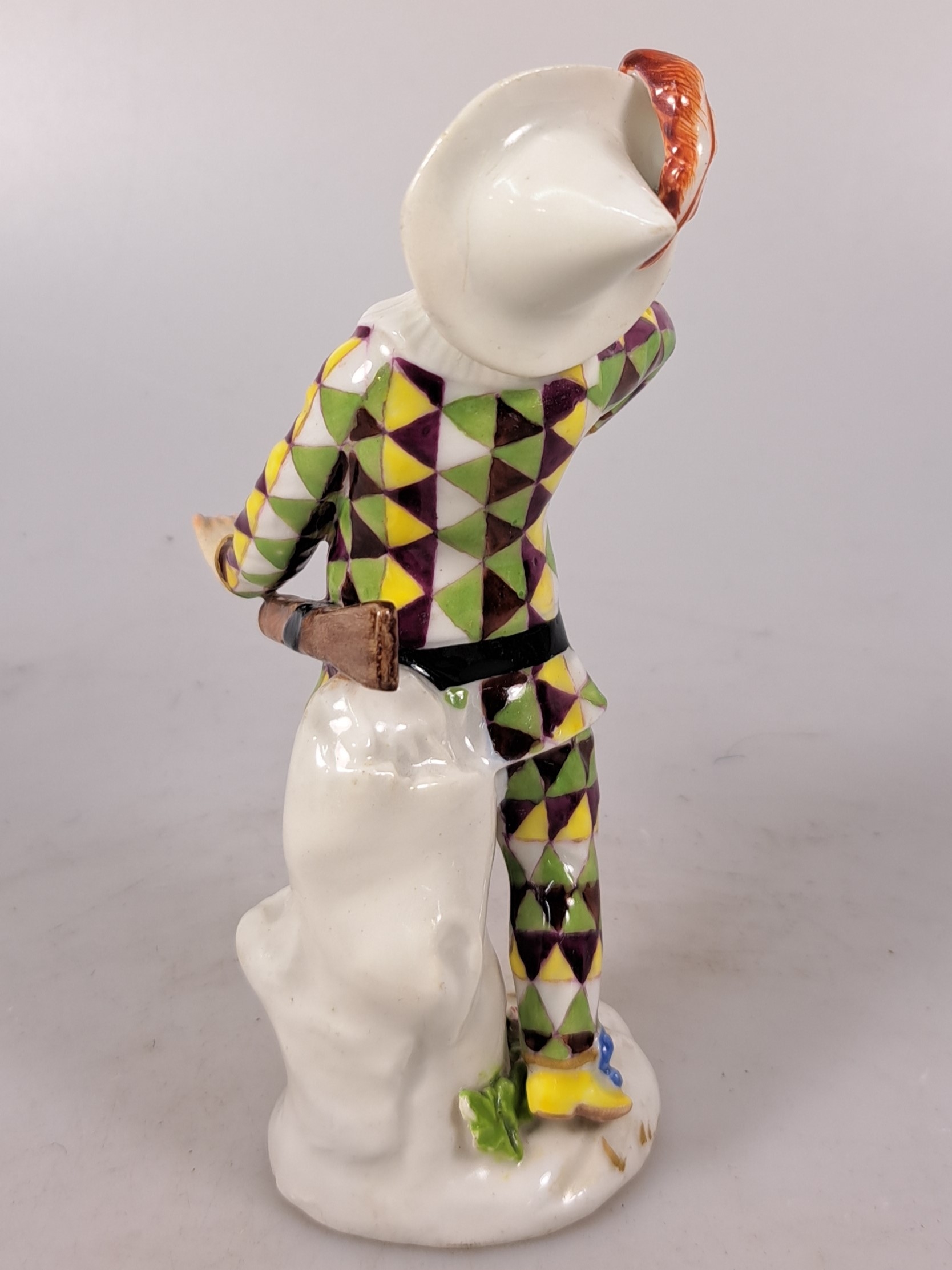 Detail i: Porzellanfigur, Meissen, um 1750, kleiner Harlekin, Porzellan, polychrom bemalt, Goldstaffage, restauriert, Reste von Reste von Schwertermarke auf ...