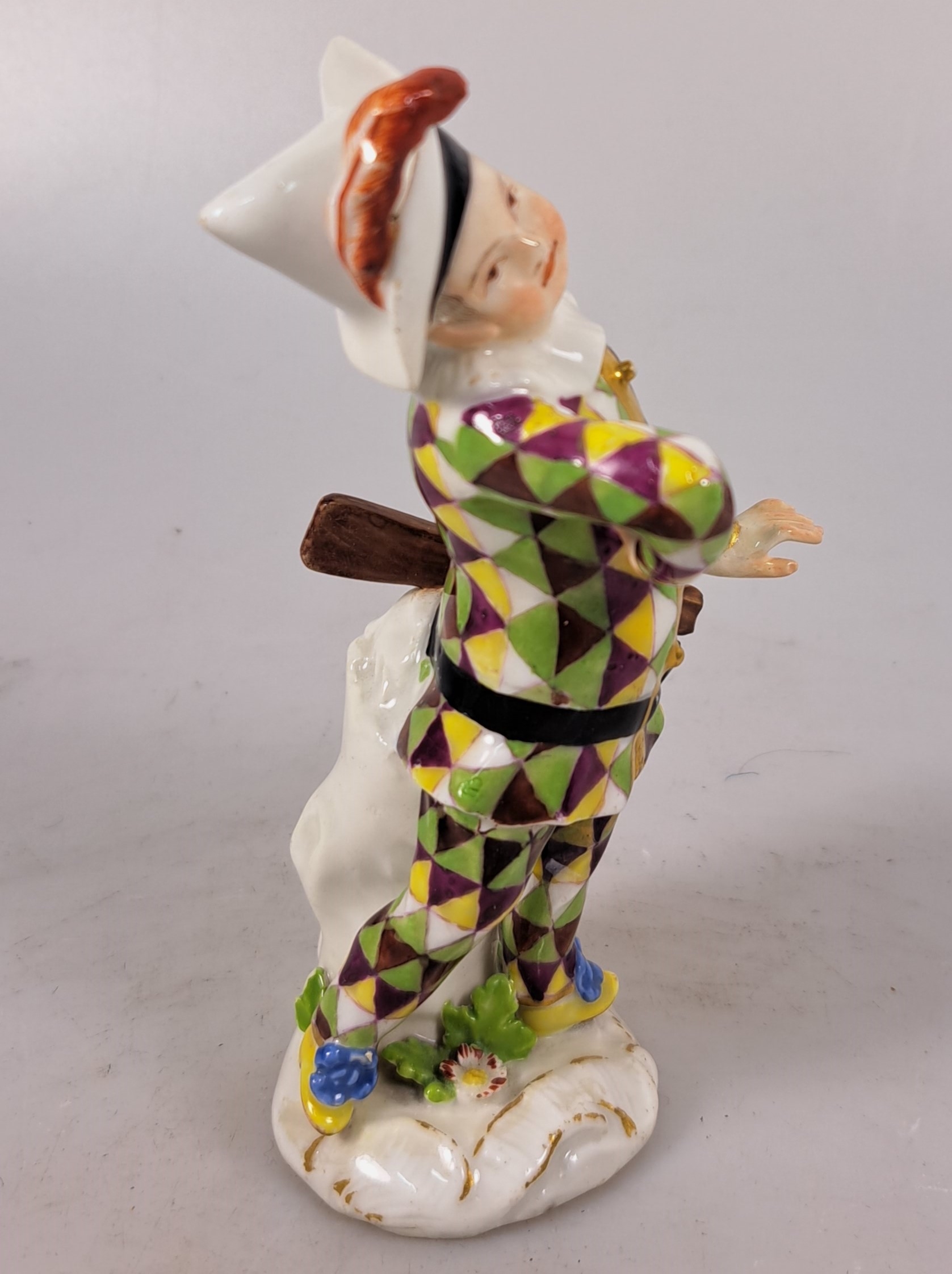 Detail j: Porzellanfigur, Meissen, um 1750, kleiner Harlekin, Porzellan, polychrom bemalt, Goldstaffage, restauriert, Reste von Reste von Schwertermarke auf ...