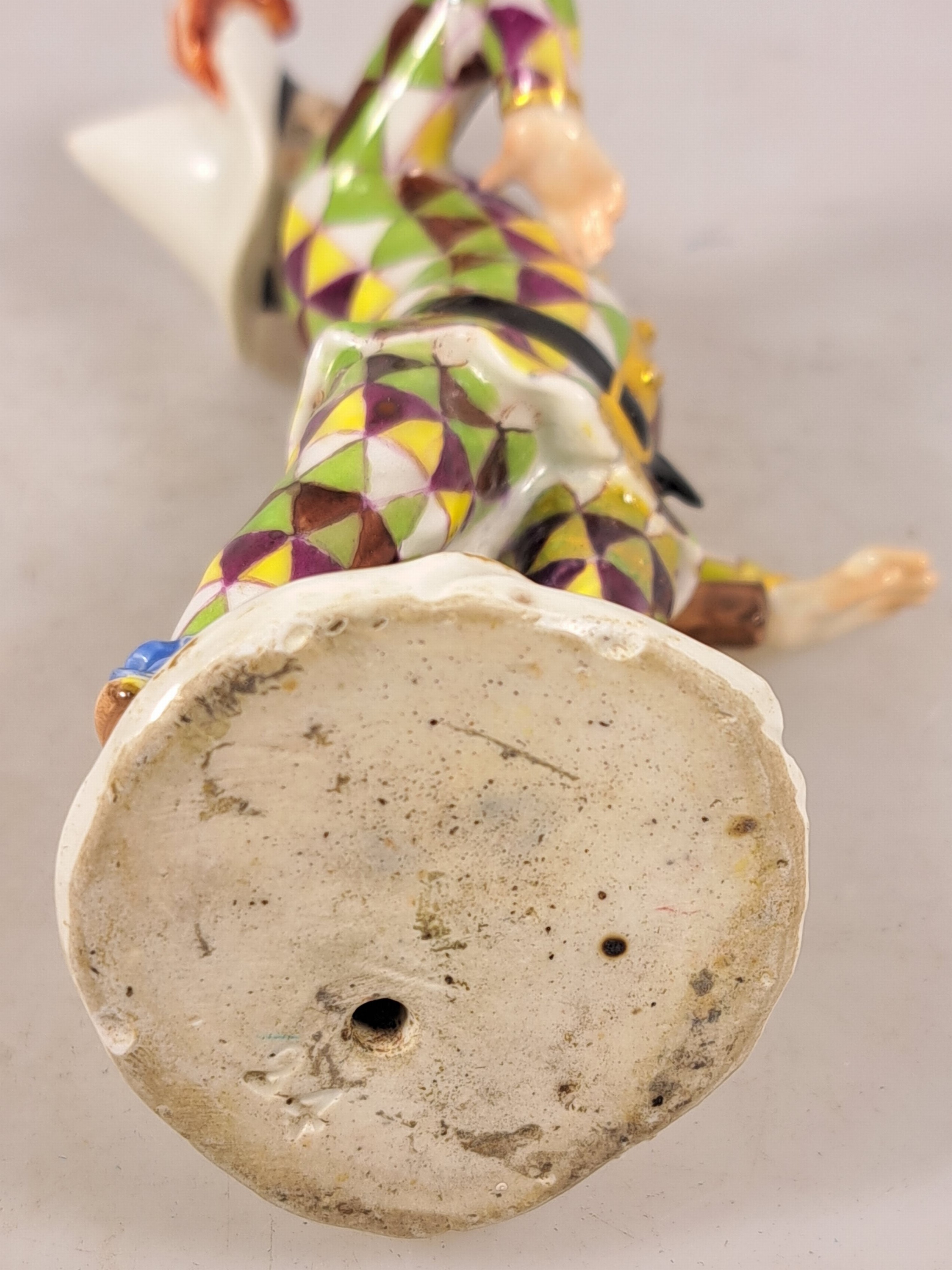 Detail k: Porzellanfigur, Meissen, um 1750, kleiner Harlekin, Porzellan, polychrom bemalt, Goldstaffage, restauriert, Reste von Reste von Schwertermarke auf ...