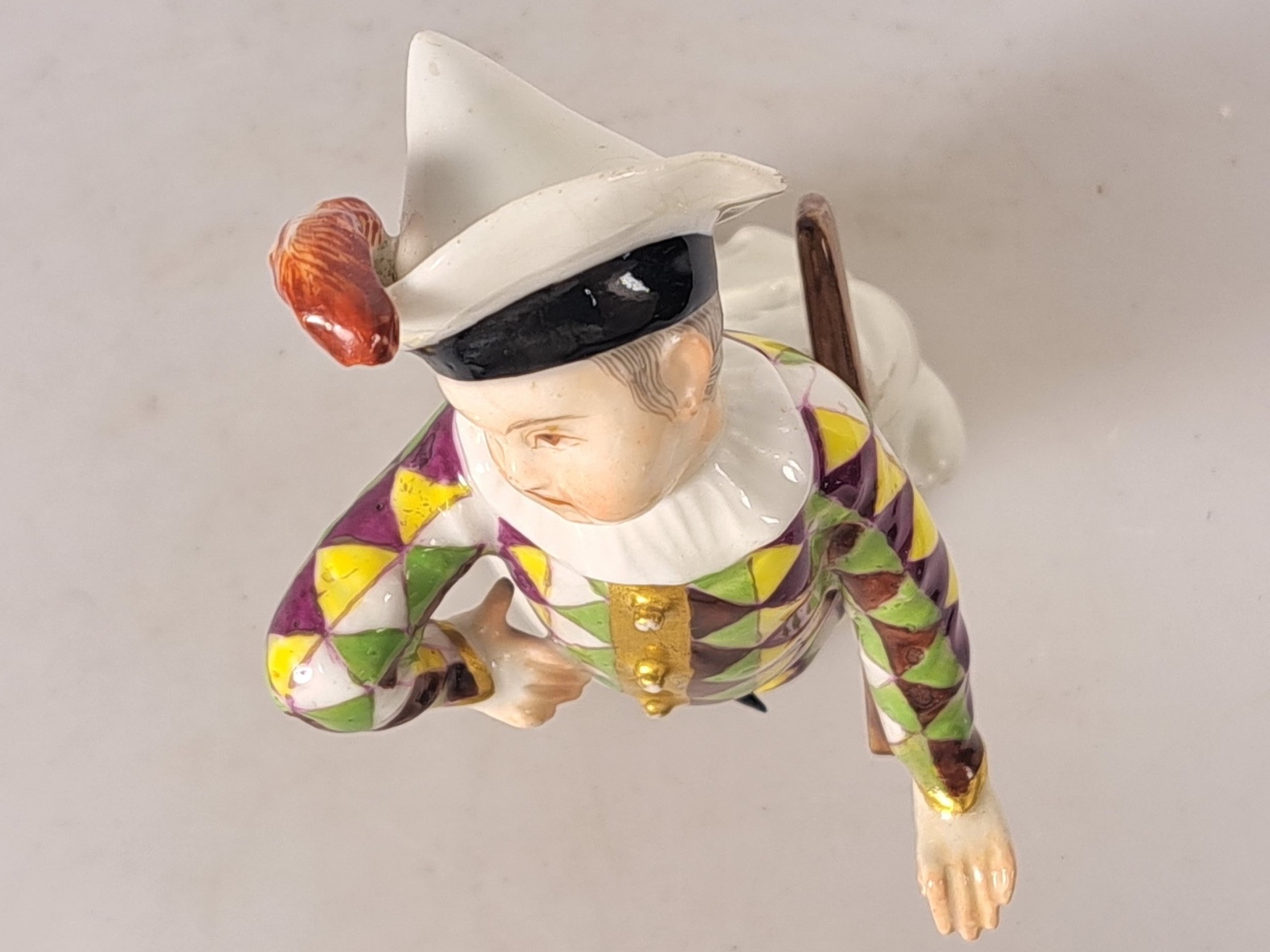 Detail l: Porzellanfigur, Meissen, um 1750, kleiner Harlekin, Porzellan, polychrom bemalt, Goldstaffage, restauriert, Reste von Reste von Schwertermarke auf ...