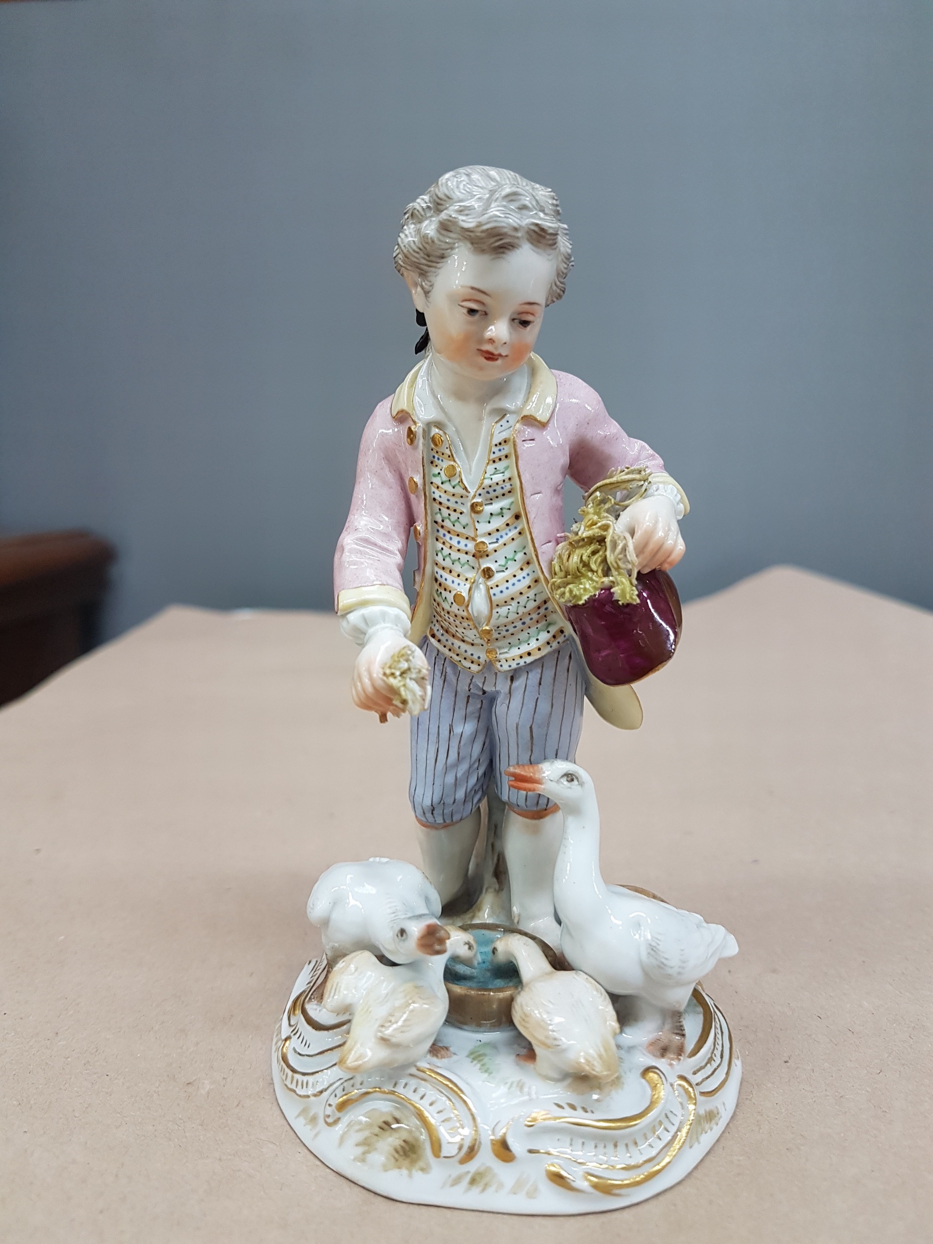 Detail a: Porzellangruppe, Meissen, um 1850-1924, Knabe beim Gänsefüttern, Entwurf Johann Joachim Kaendler, Modellnr. C 41, Gärtnerjunge, polychrom bemalt, ...