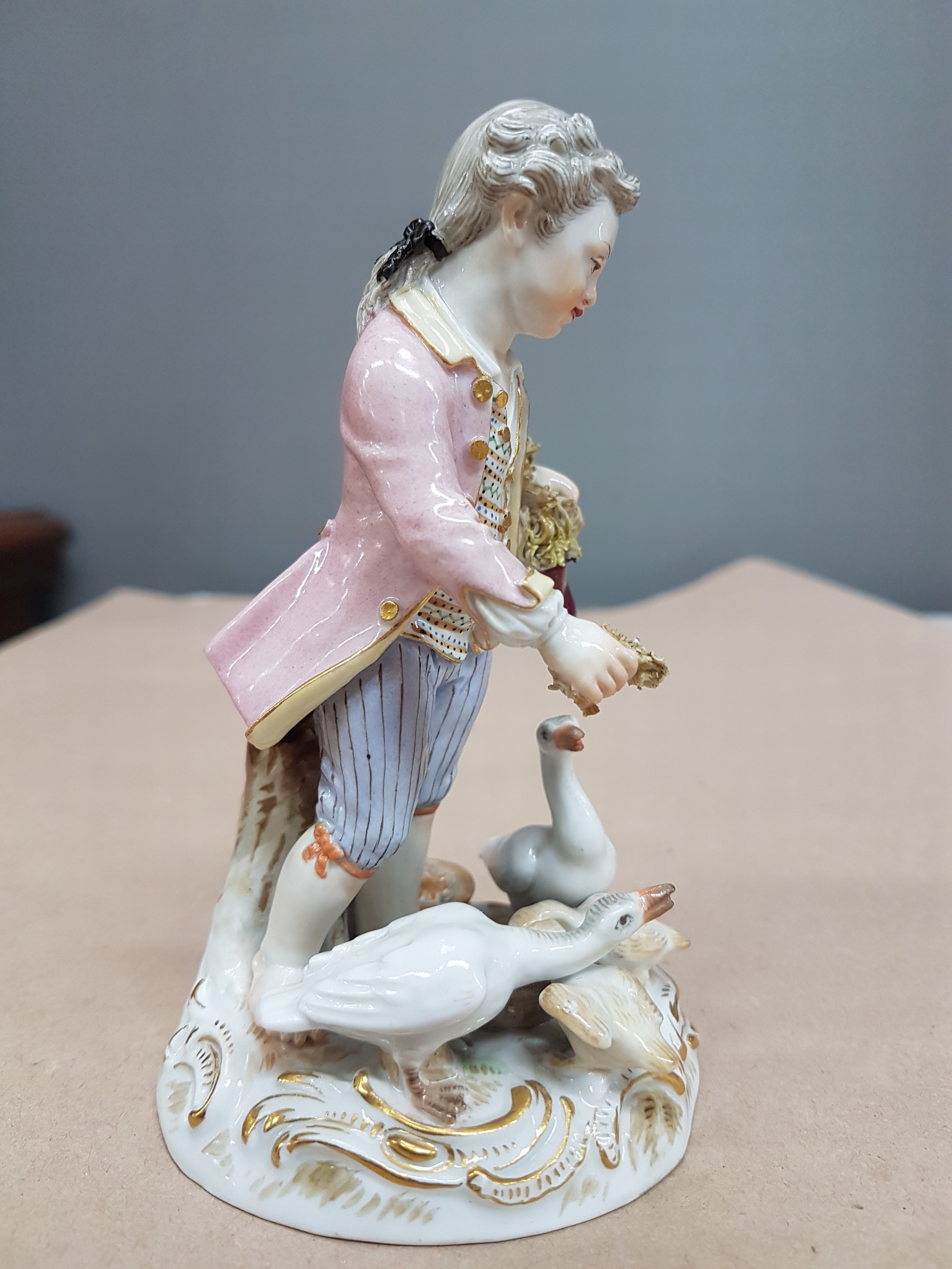 Detail b: Porzellangruppe, Meissen, um 1850-1924, Knabe beim Gänsefüttern, Entwurf Johann Joachim Kaendler, Modellnr. C 41, Gärtnerjunge, polychrom bemalt, ...