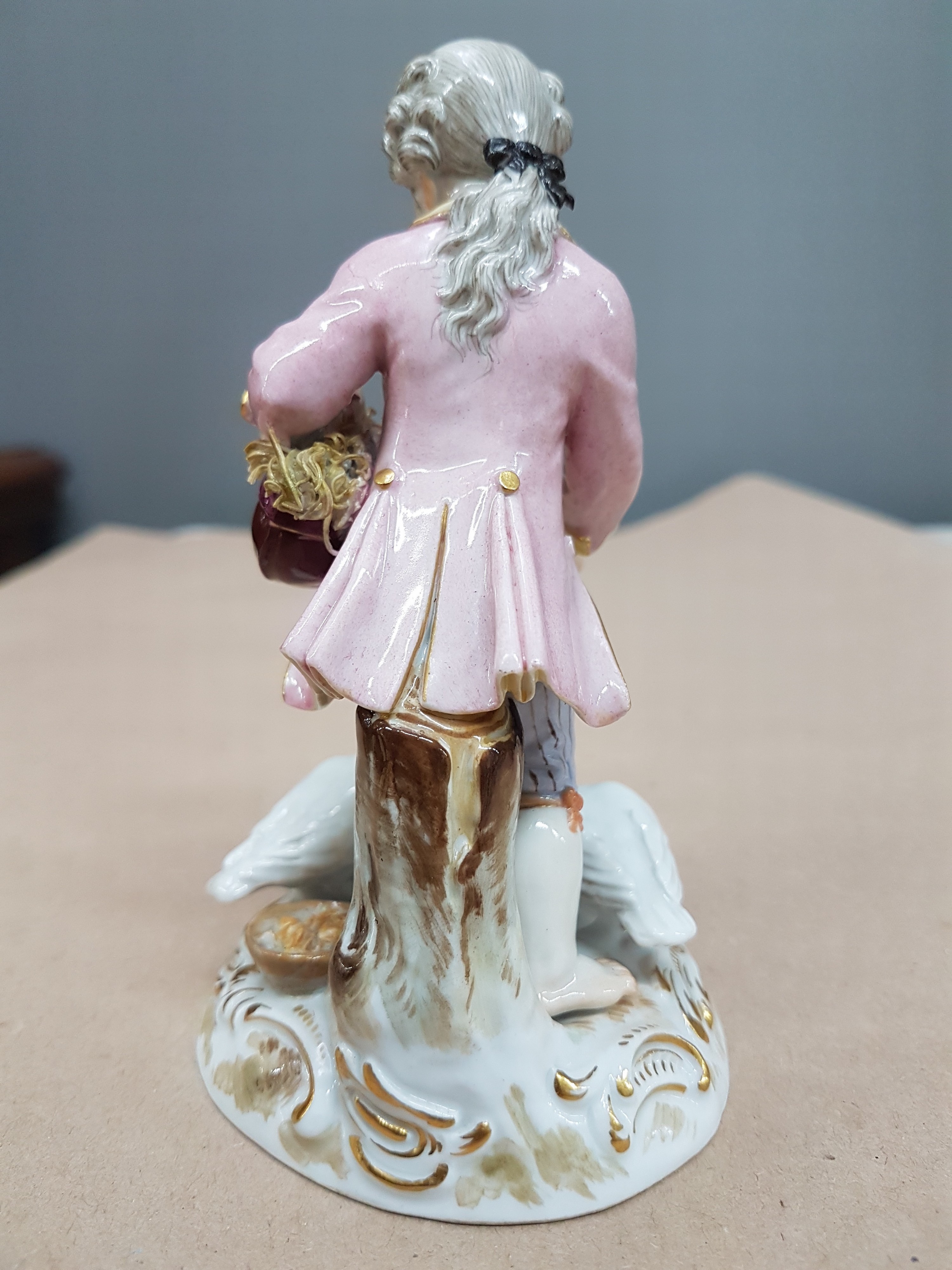 Detail c: Porzellangruppe, Meissen, um 1850-1924, Knabe beim Gänsefüttern, Entwurf Johann Joachim Kaendler, Modellnr. C 41, Gärtnerjunge, polychrom bemalt, ...