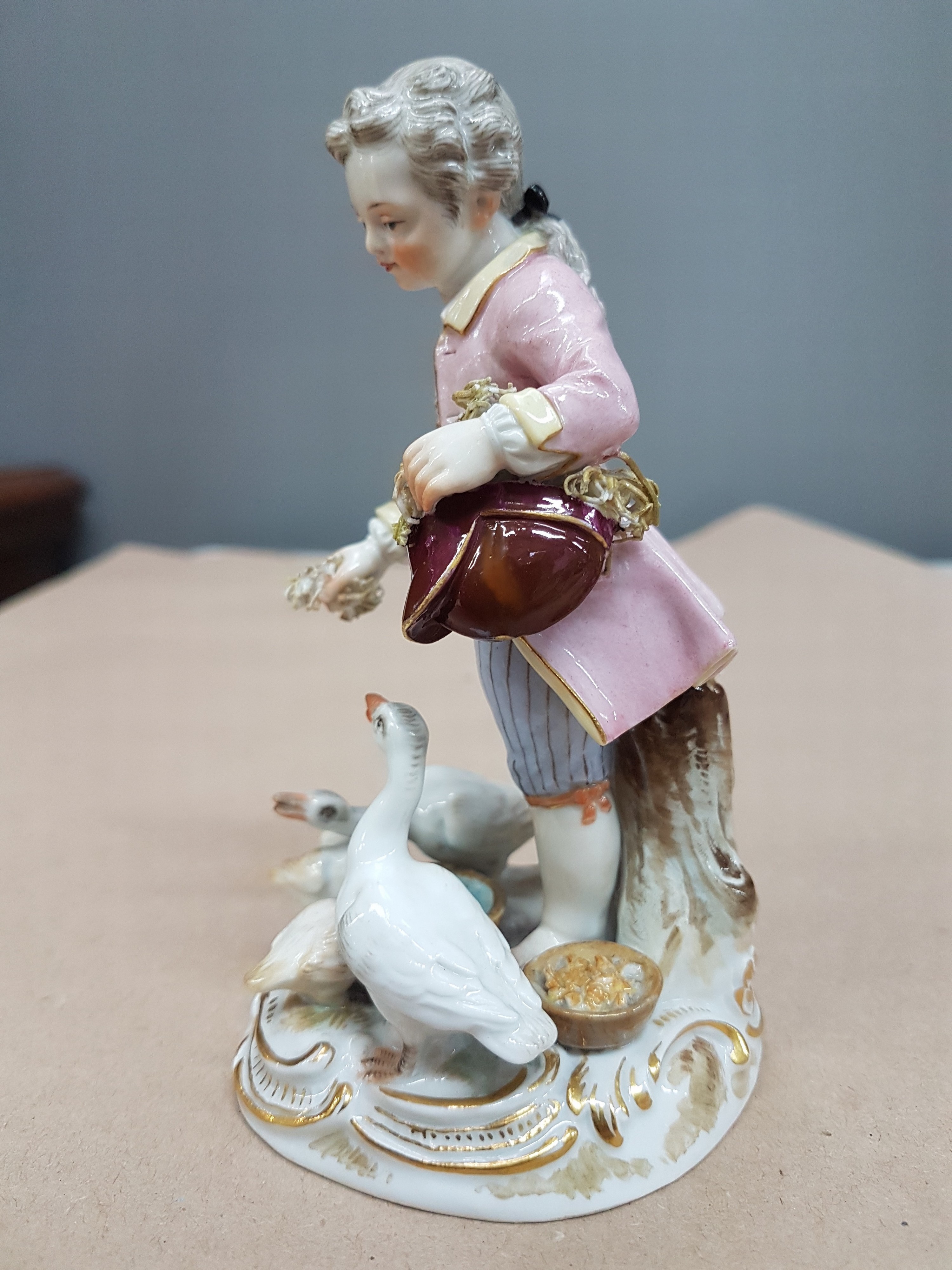 Detail d: Porzellangruppe, Meissen, um 1850-1924, Knabe beim Gänsefüttern, Entwurf Johann Joachim Kaendler, Modellnr. C 41, Gärtnerjunge, polychrom bemalt, ...