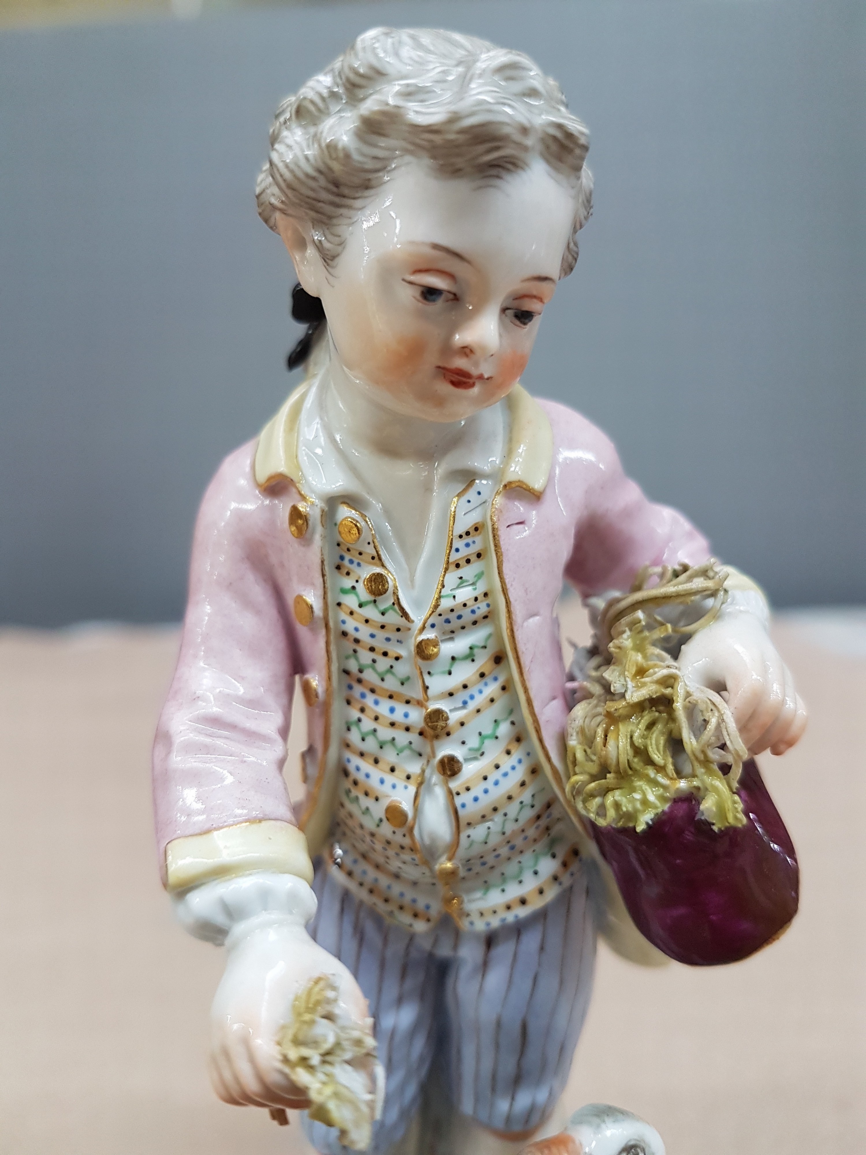 Detail e: Porzellangruppe, Meissen, um 1850-1924, Knabe beim Gänsefüttern, Entwurf Johann Joachim Kaendler, Modellnr. C 41, Gärtnerjunge, polychrom bemalt, ...