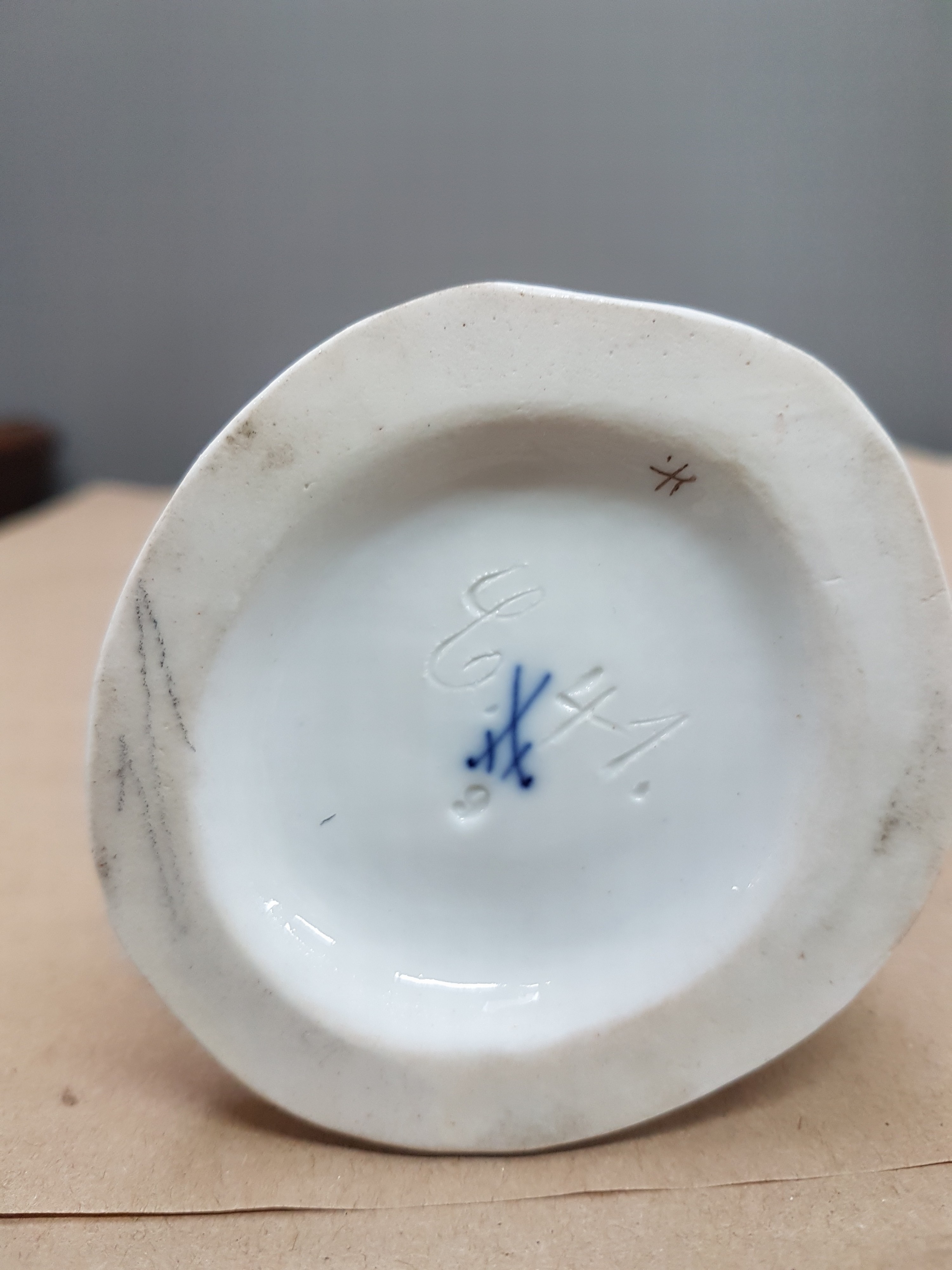 Detail f: Porzellangruppe, Meissen, um 1850-1924, Knabe beim Gänsefüttern, Entwurf Johann Joachim Kaendler, Modellnr. C 41, Gärtnerjunge, polychrom bemalt, ...