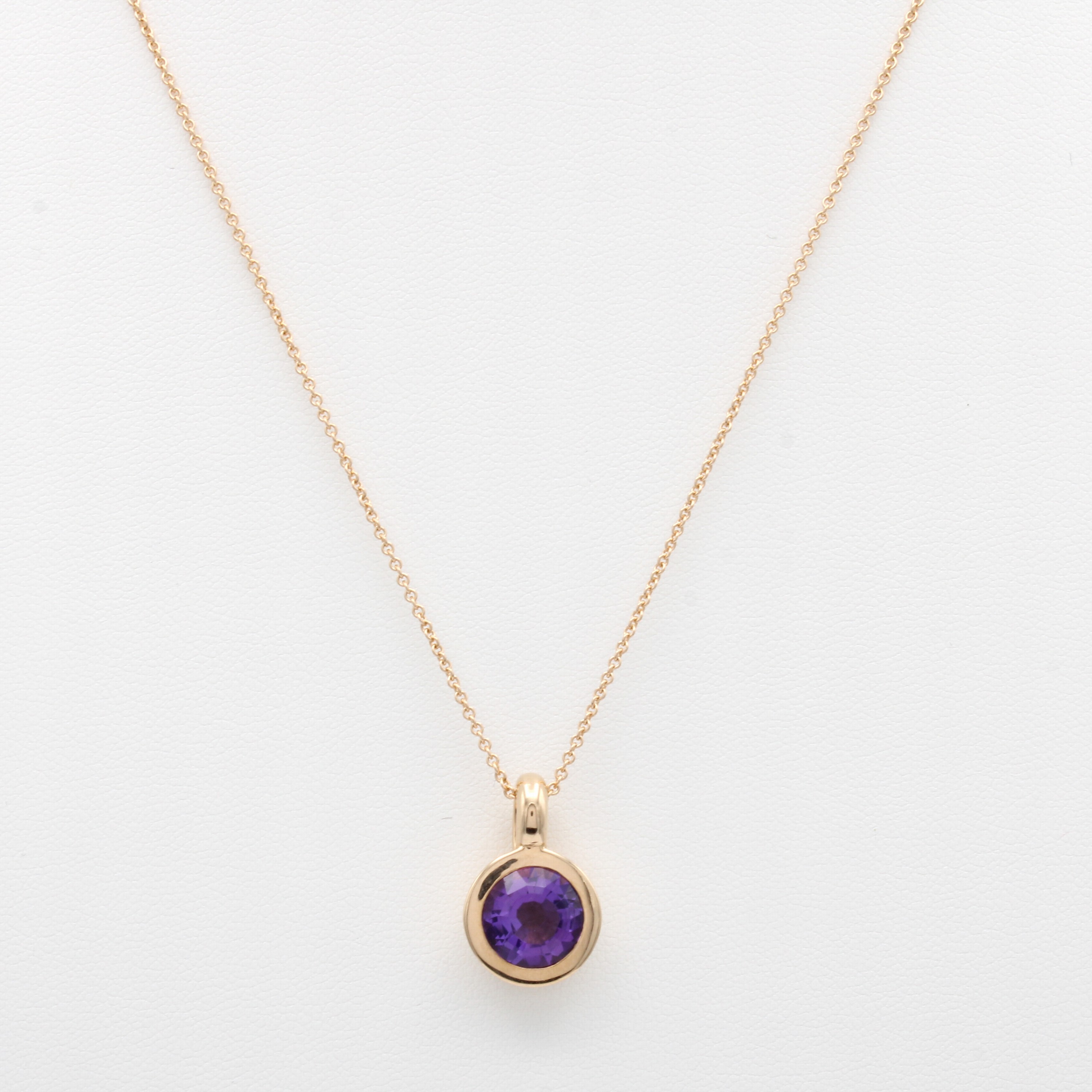 Image 27067214 - Anhänger mit Amethyst an Kette, RG 750/000, rundf. Amethyst, in L. ca. 42 u. 45.5 cm ...