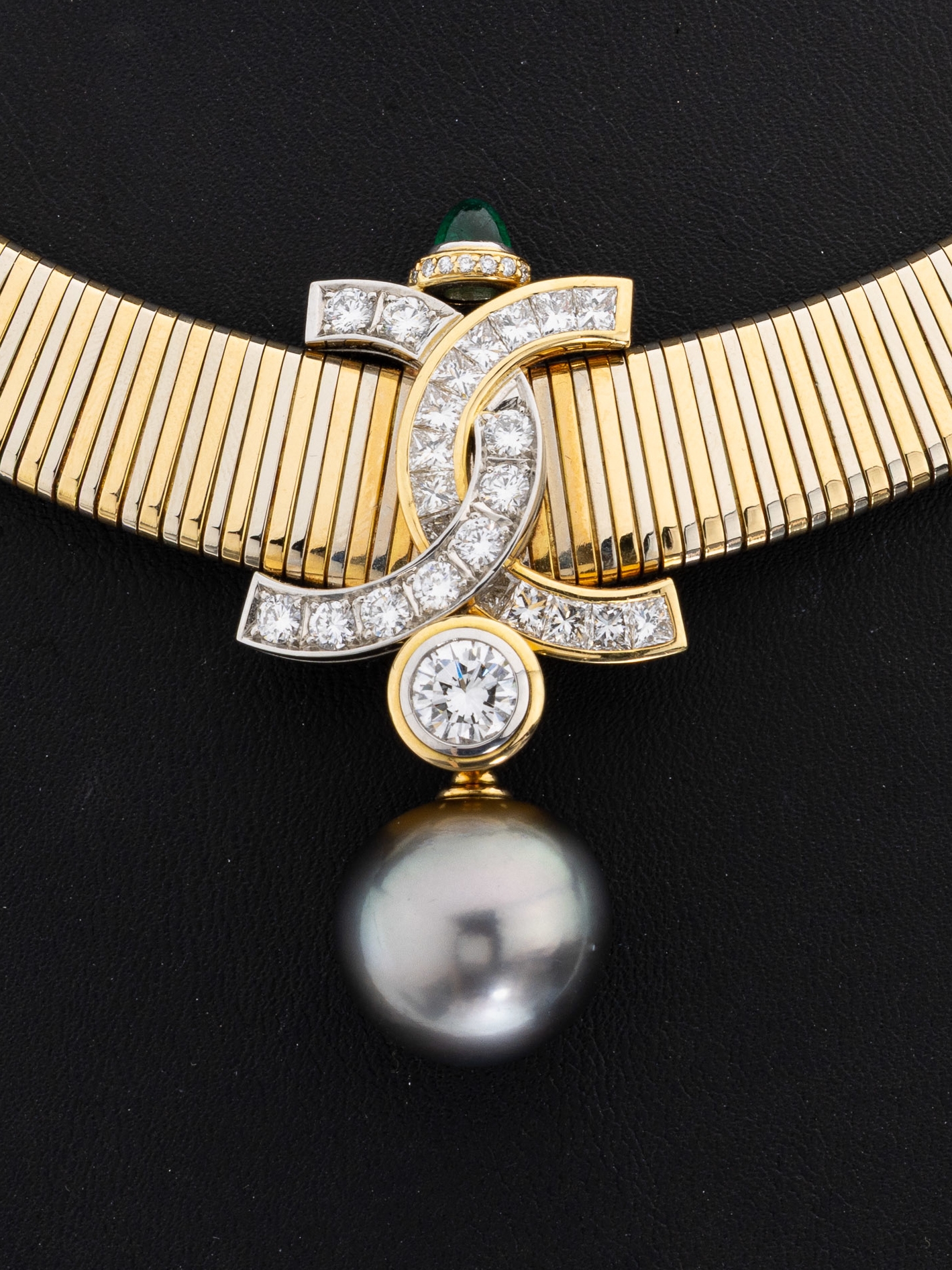 Detail a: 18 kt Gold und Platin Diamant-Perl-Smaragd- Collier, GG 750/000 und Platin, Einzelanfertigung eines renommierten Idar- Obersteiner Goldschmieds, ...
