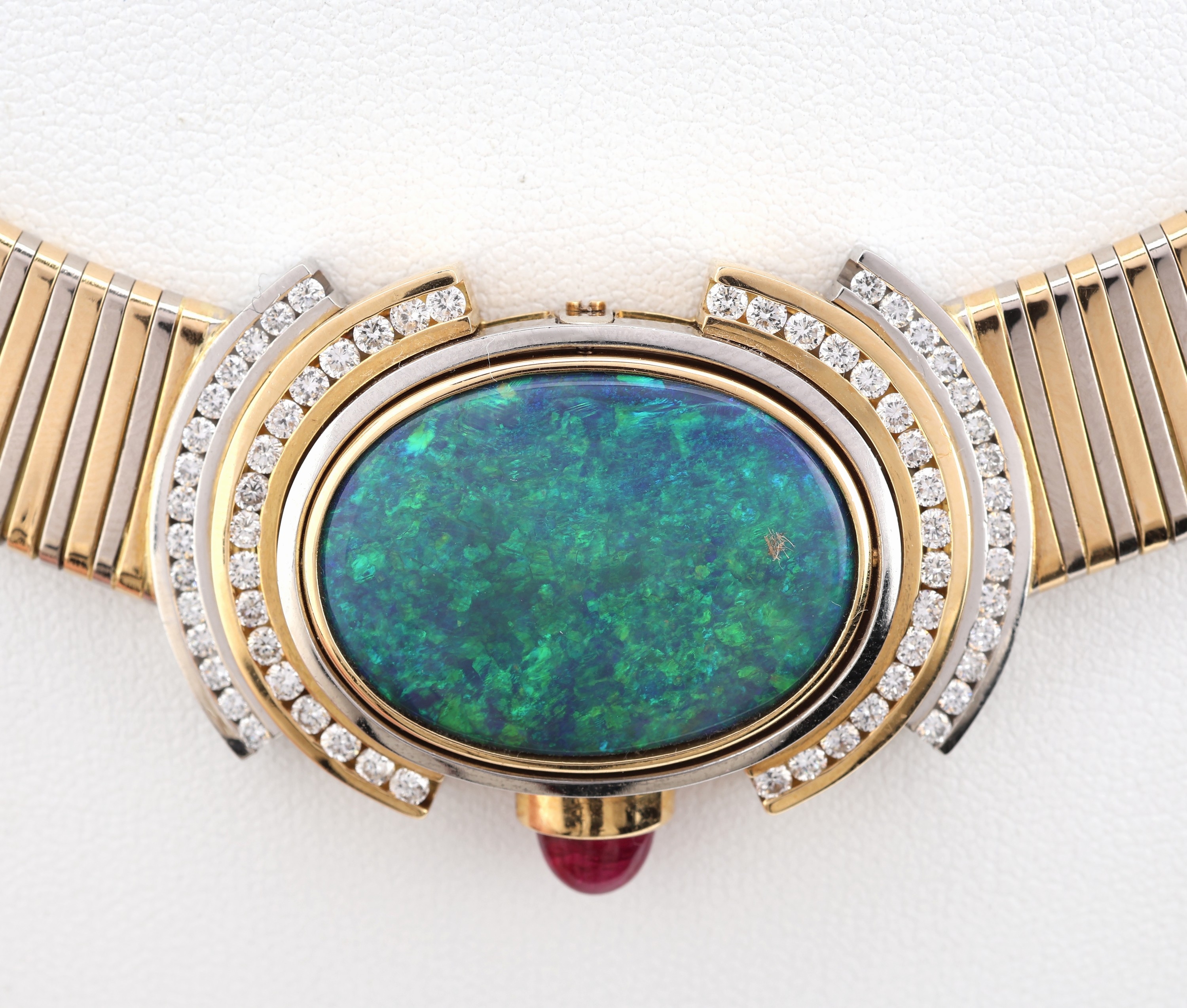 Detail b: 18 kt Gold und Platin Opal-Brillant-Rubin- Collier, GG 750/000, Einzelanfertigung eines renommierten Idar-Obersteiner Goldschmieds, Mittelteil mit ...