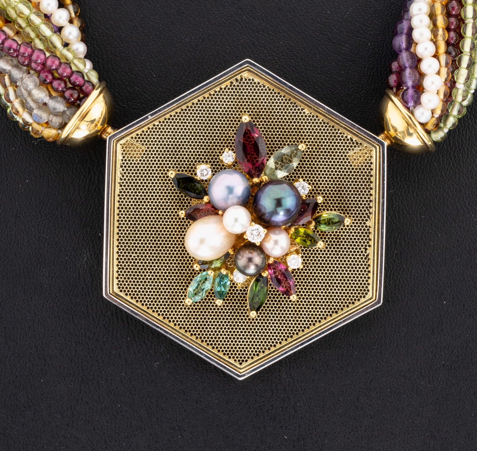 Detail a: Farbstein-Collier mit 18 kt Gold und Platin Turmalin-Perl-Brillant-Mittelteil, GG 750/000 und Pt., Einzelanfertigung eines renommierten ...