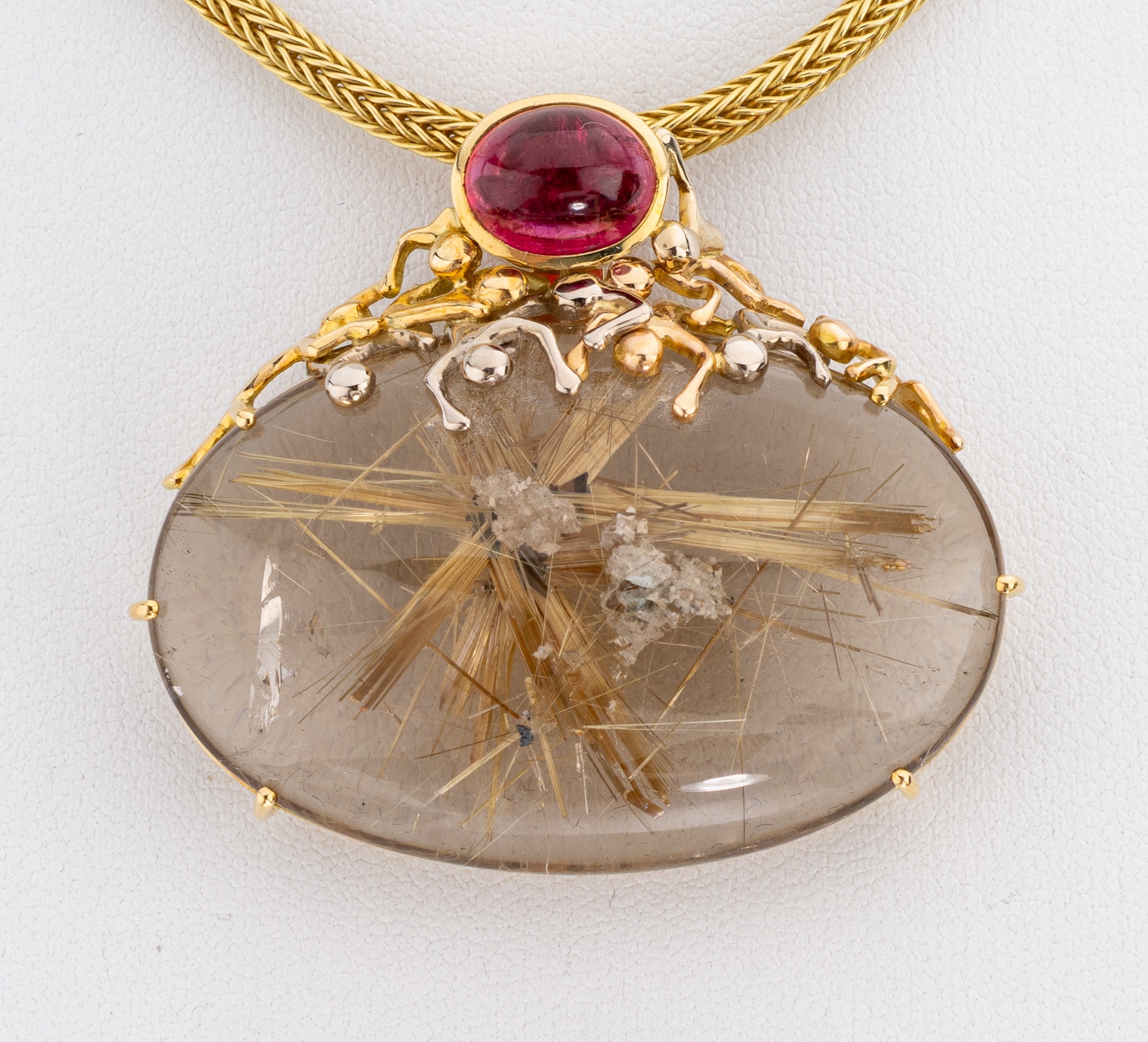 Detail a: 18 kt Gold Rutilquarz-Rubellit-Anhänger, GG/WG 750/000, Einzelanfertigung eines renommierten Idar-Obersteiner Goldschmieds, gr. ovaler Rutilquarz ...