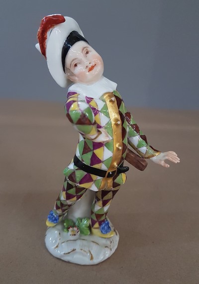 27067208a - Porzellanfigur, Meissen, um 1750, kleiner Harlekin, Porzellan, polychrom bemalt, ...