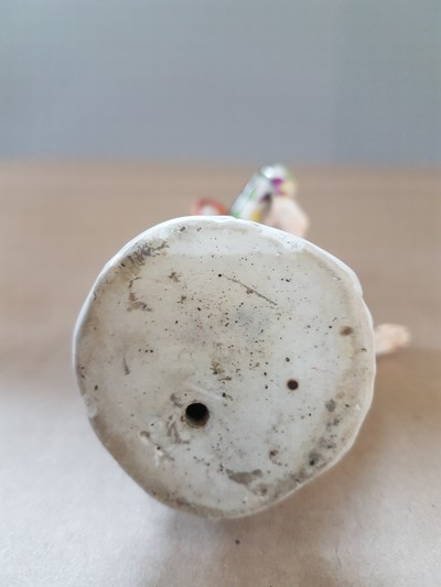 27067208e - Porzellanfigur, Meissen, um 1750, kleiner Harlekin, Porzellan, polychrom bemalt, ...