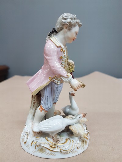 27067213b - Porzellangruppe, Meissen, um 1850-1924, Knabe beim Gänsefüttern, Entwurf Johann ...
