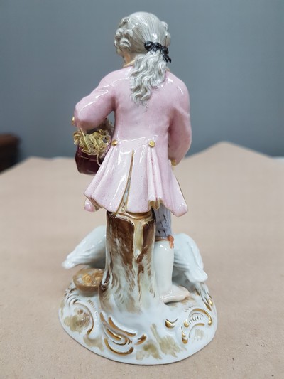 27067213c - Porzellangruppe, Meissen, um 1850-1924, Knabe beim Gänsefüttern, Entwurf Johann ...