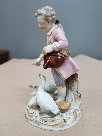 27067213d - Porzellangruppe, Meissen, um 1850-1924, Knabe beim Gänsefüttern, Entwurf Johann ...
