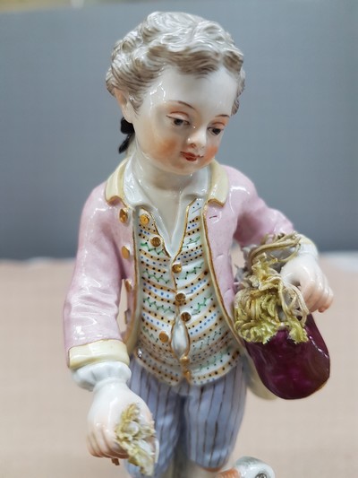 27067213e - Porzellangruppe, Meissen, um 1850-1924, Knabe beim Gänsefüttern, Entwurf Johann ...