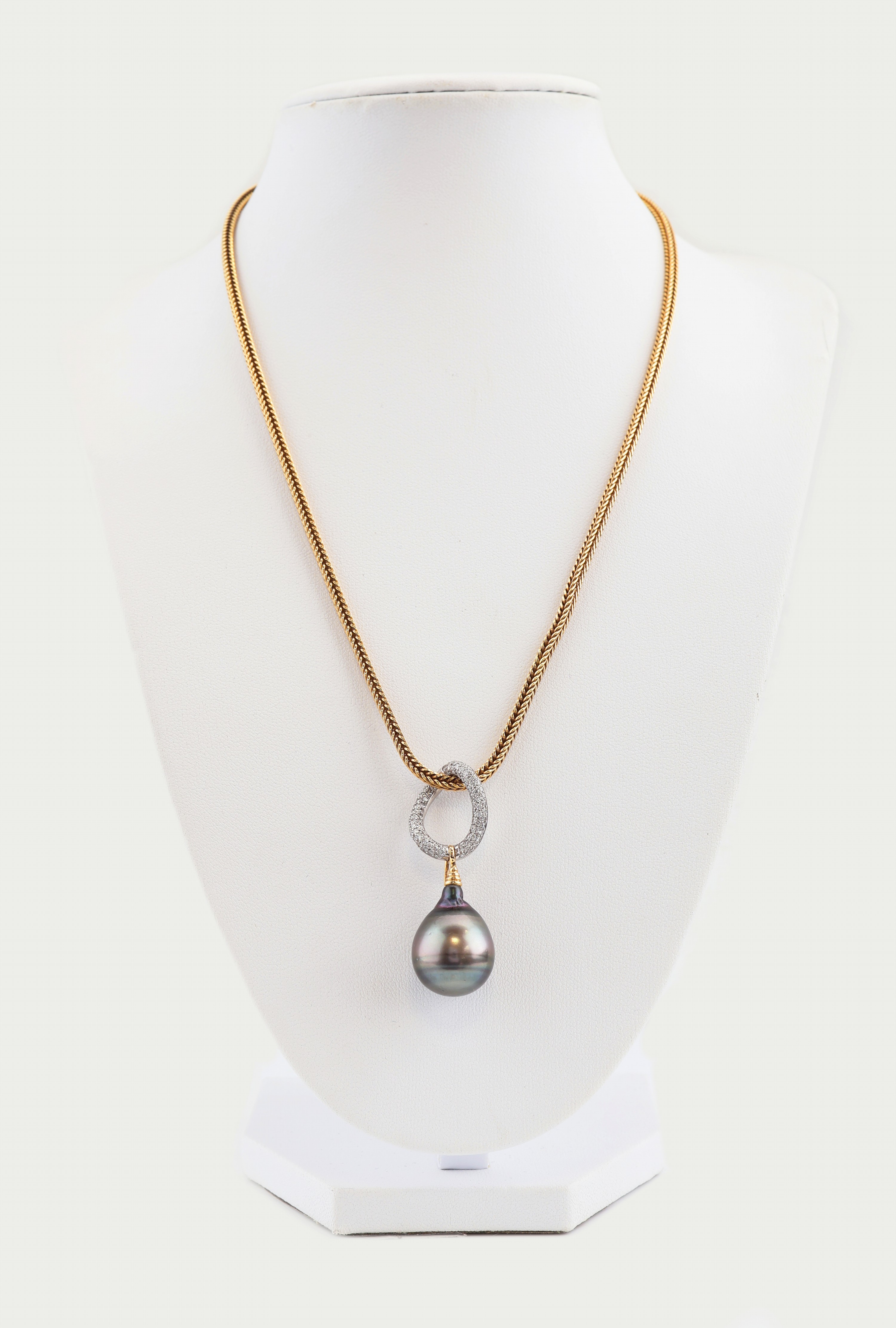 Detail a: 18 kt Gold Brillant-Chrysokoll-Malachit-Perl- Collier, GG/WG 750/000, Einzelanfertigung eines renommierten Idar-Obersteiner Goldschmieds, ...