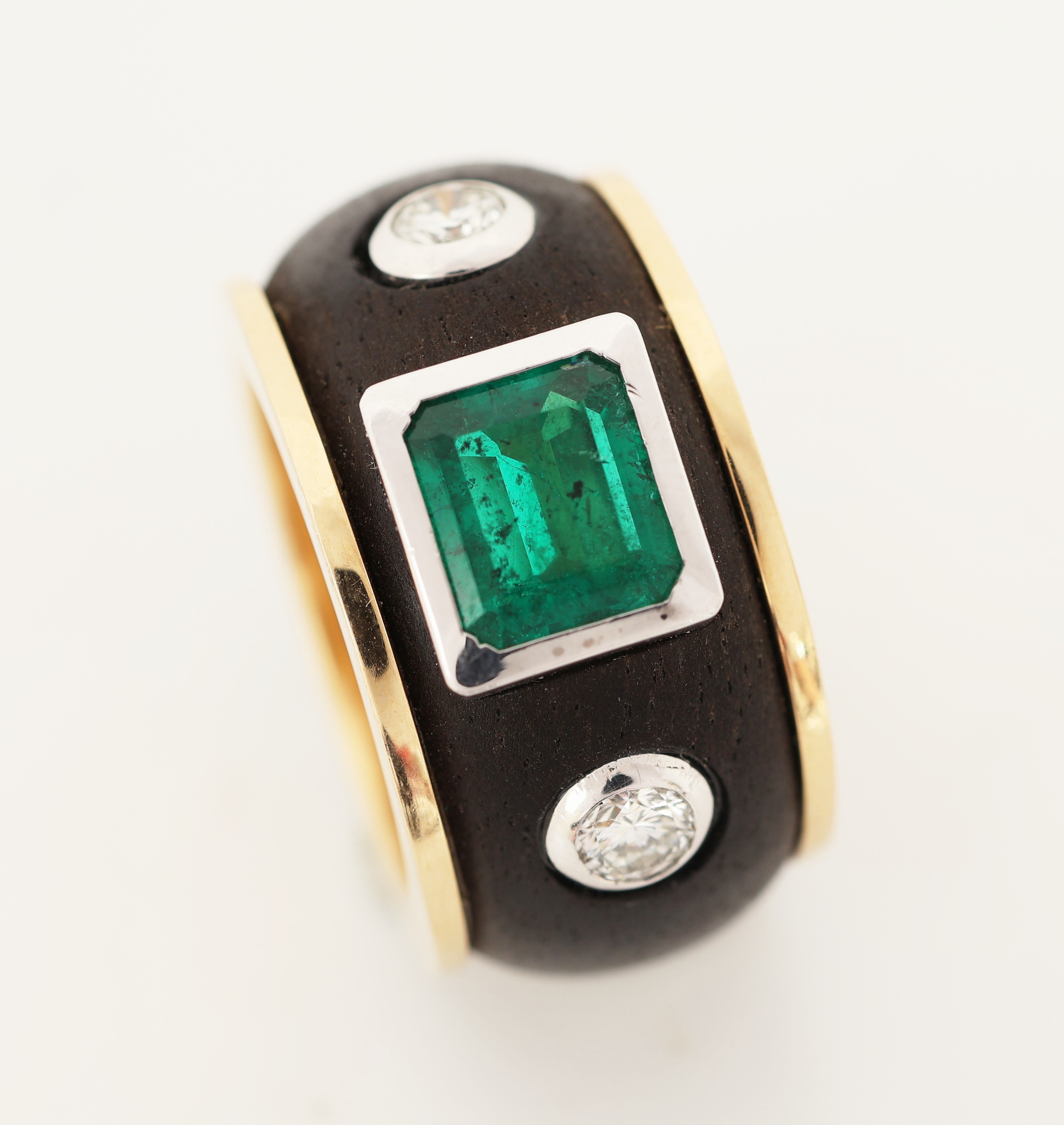 Detail a: 18 kt Gold Smaragd-Brillant-Ebenholz-Ring, GG/WG 750/000, Einzelanfertigung eines renommierten Idar-Obersteiner Goldschmieds, Ringschiene mit ...