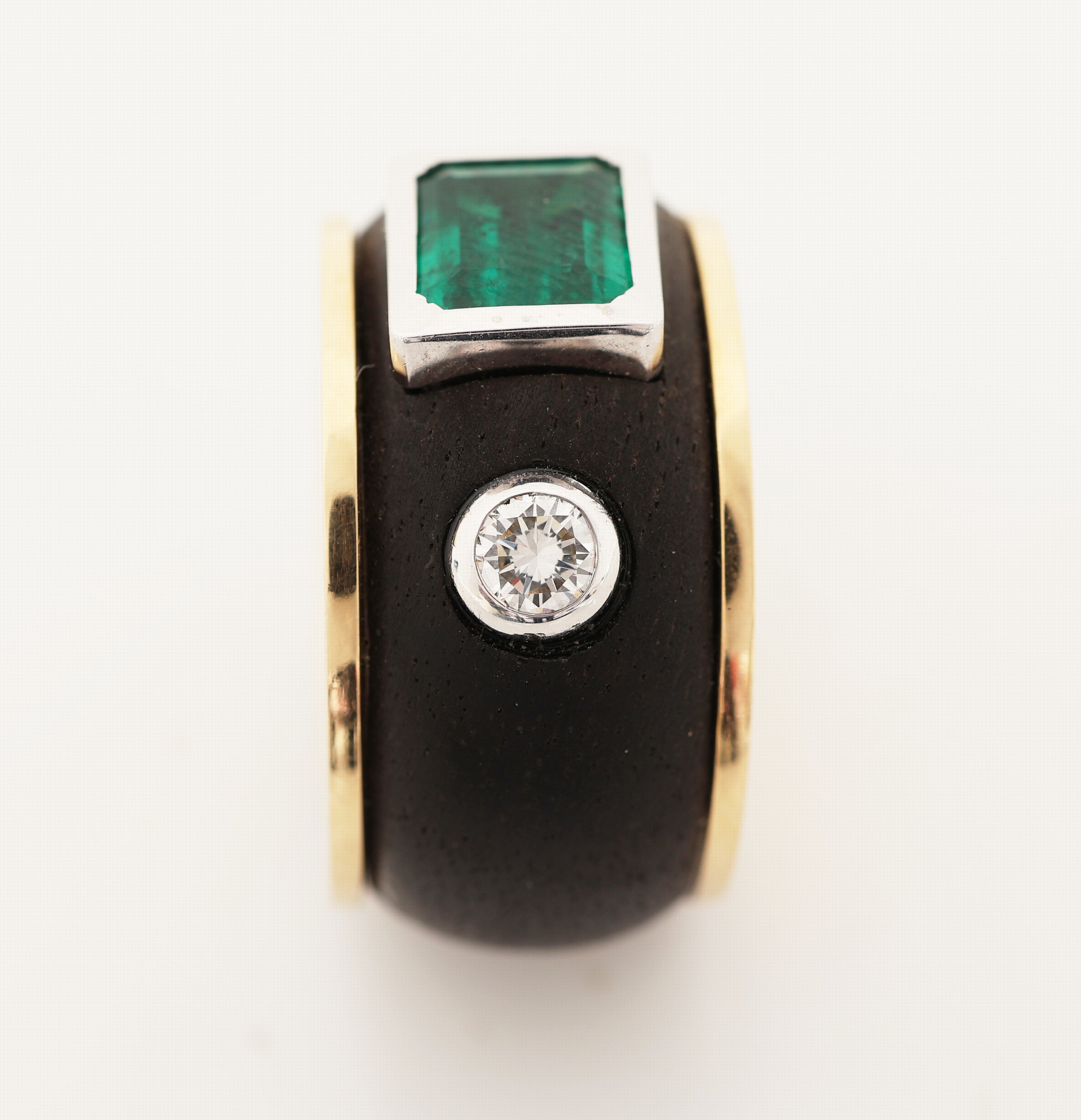 Detail b: 18 kt Gold Smaragd-Brillant-Ebenholz-Ring, GG/WG 750/000, Einzelanfertigung eines renommierten Idar-Obersteiner Goldschmieds, Ringschiene mit ...