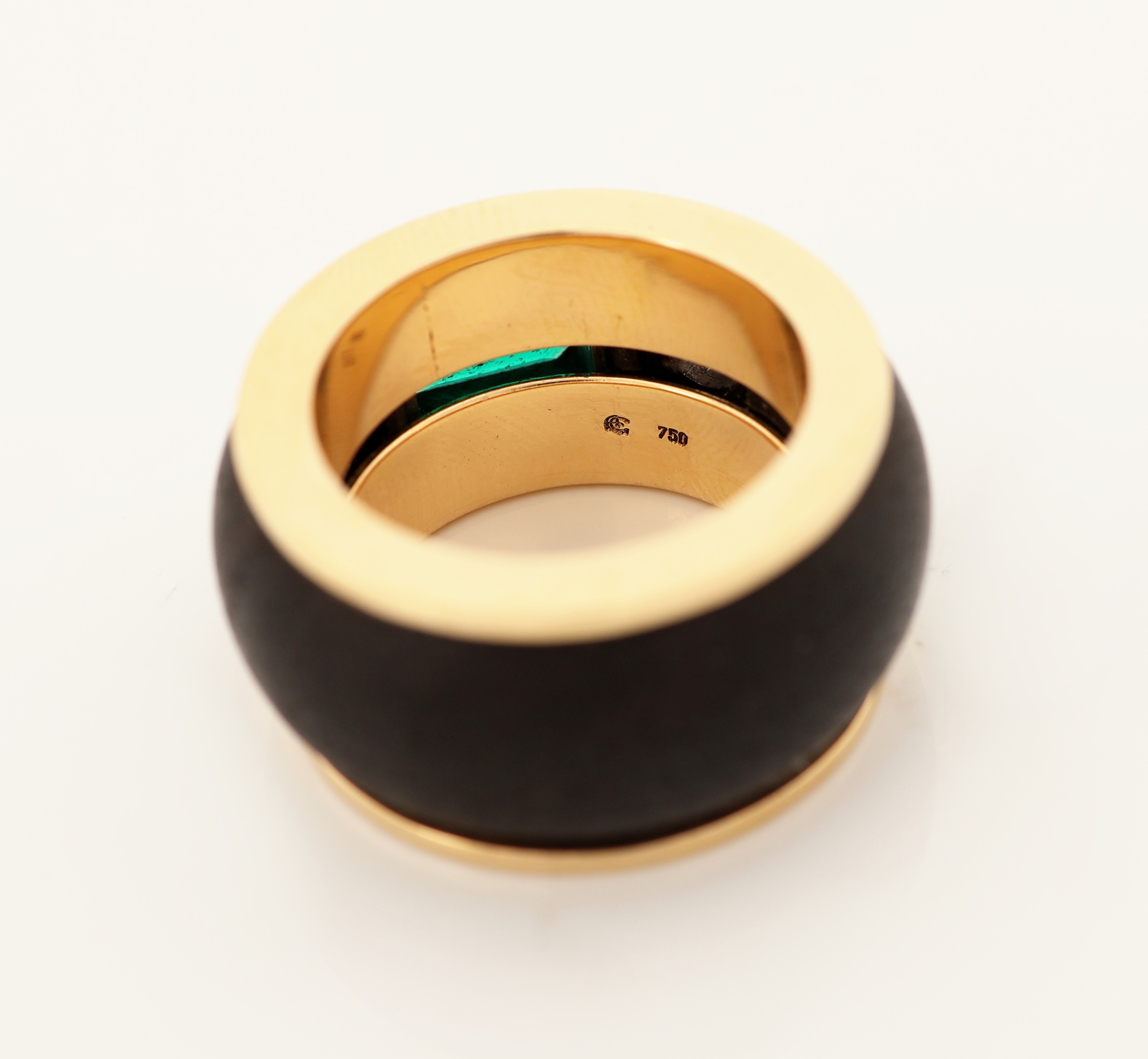 Detail c: 18 kt Gold Smaragd-Brillant-Ebenholz-Ring, GG/WG 750/000, Einzelanfertigung eines renommierten Idar-Obersteiner Goldschmieds, Ringschiene mit ...