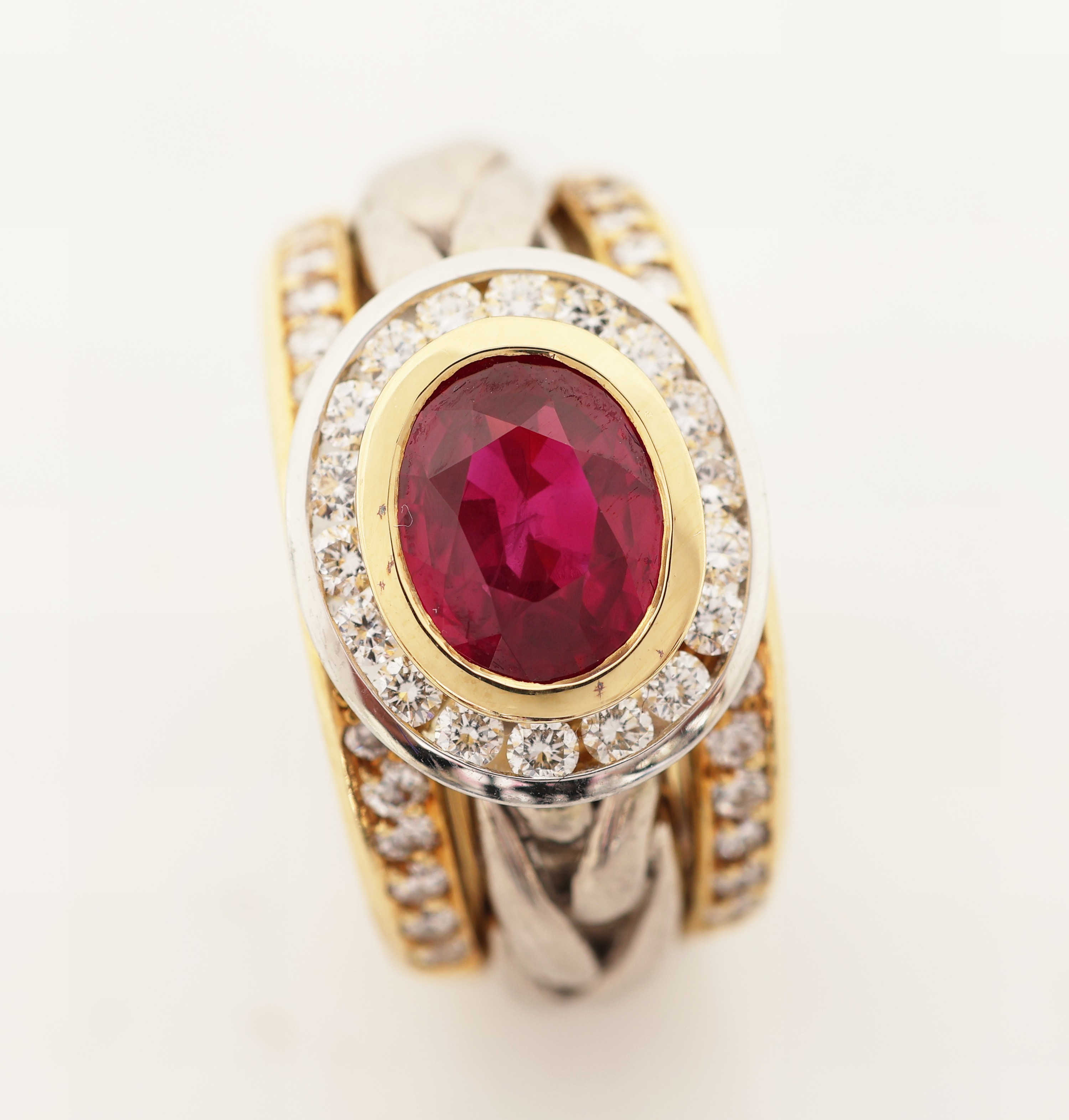 Detail a: 18 kt Gold und Platin Rubin-Brillant-Ring, GG 750/000 und Pt., Einzelanfertigung eines renommierten Idar-Obersteiner Goldschmieds, ovalfacett. ...