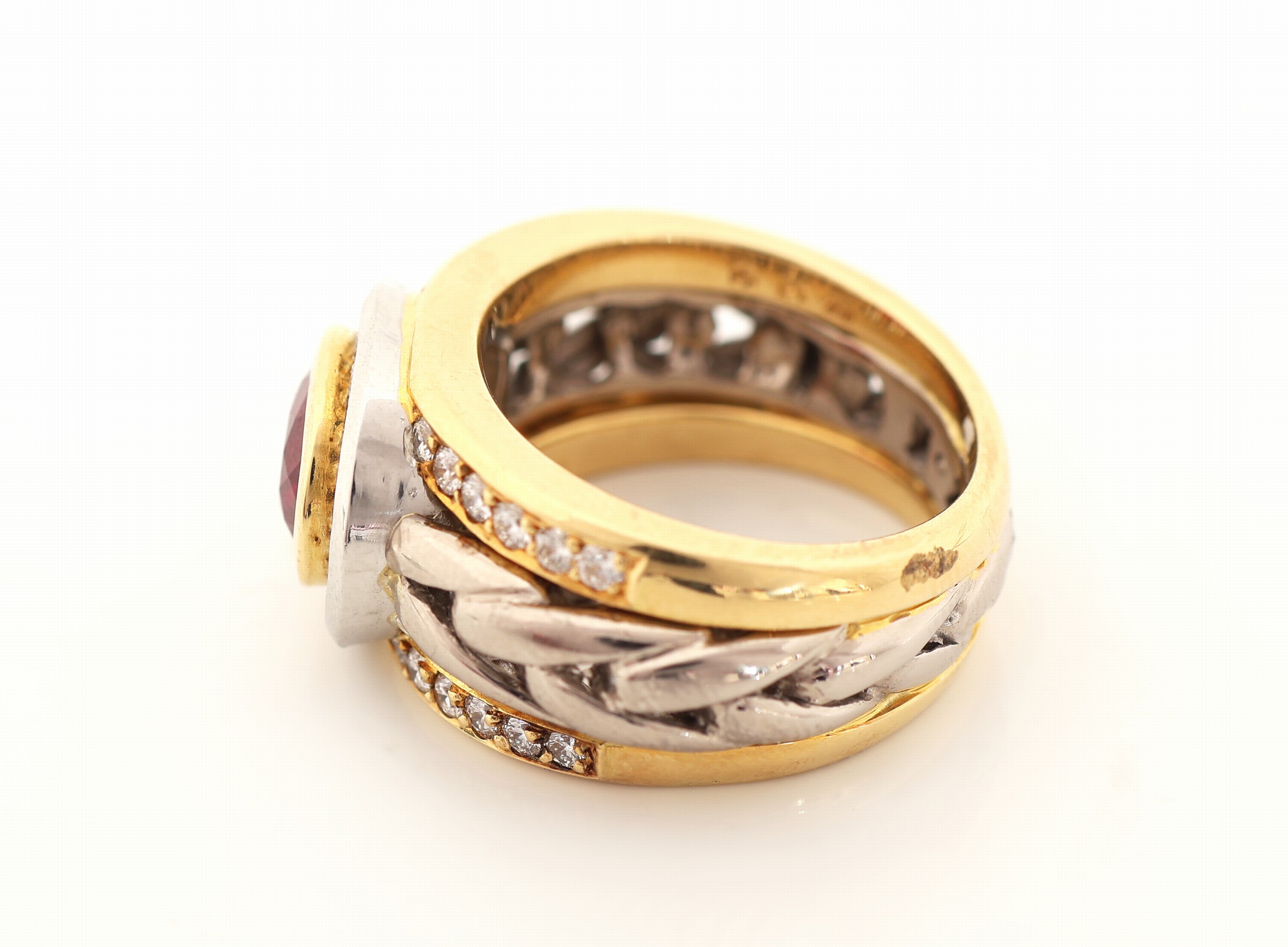 Detail b: 18 kt Gold und Platin Rubin-Brillant-Ring, GG 750/000 und Pt., Einzelanfertigung eines renommierten Idar-Obersteiner Goldschmieds, ovalfacett. ...