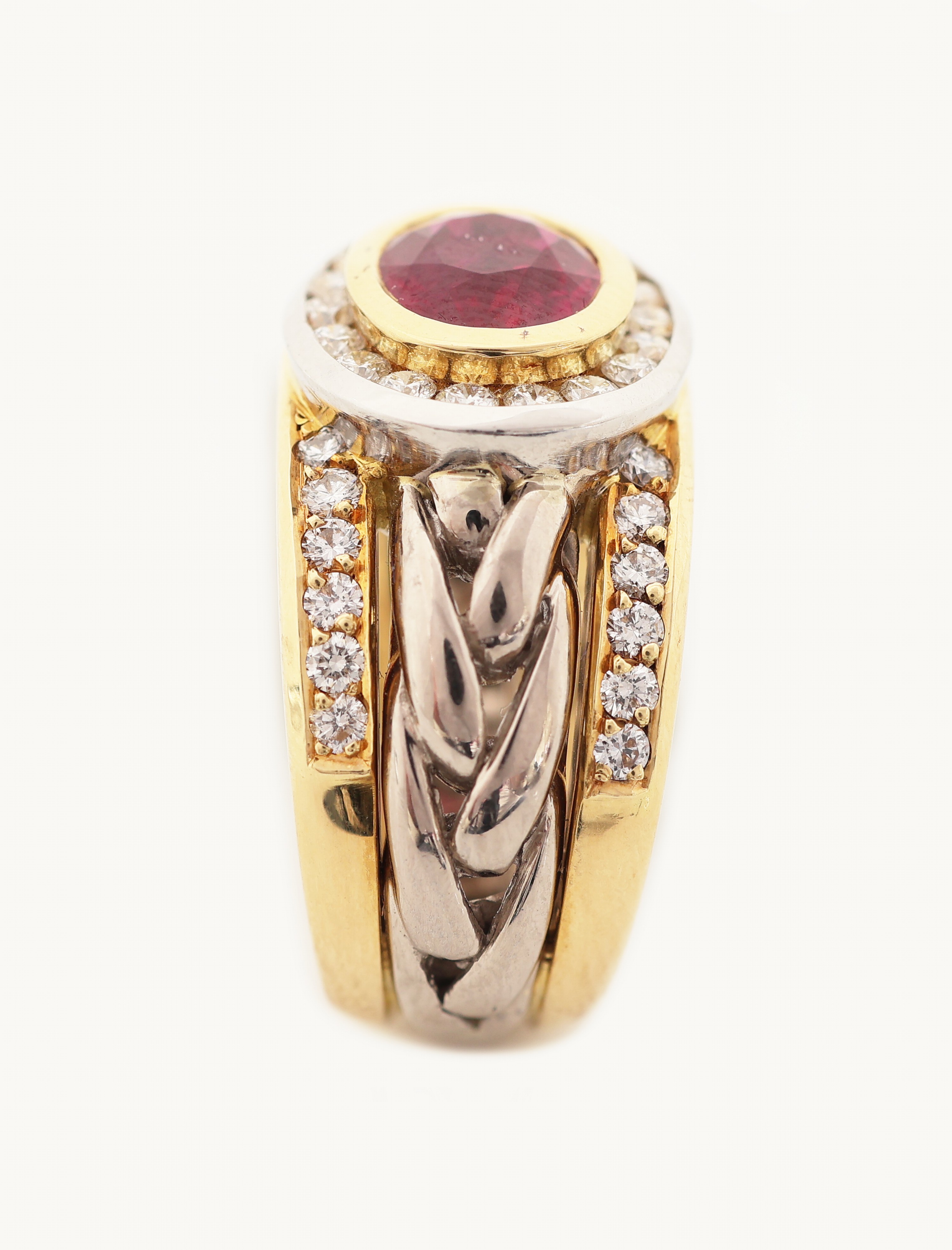 Detail c: 18 kt Gold und Platin Rubin-Brillant-Ring, GG 750/000 und Pt., Einzelanfertigung eines renommierten Idar-Obersteiner Goldschmieds, ovalfacett. ...