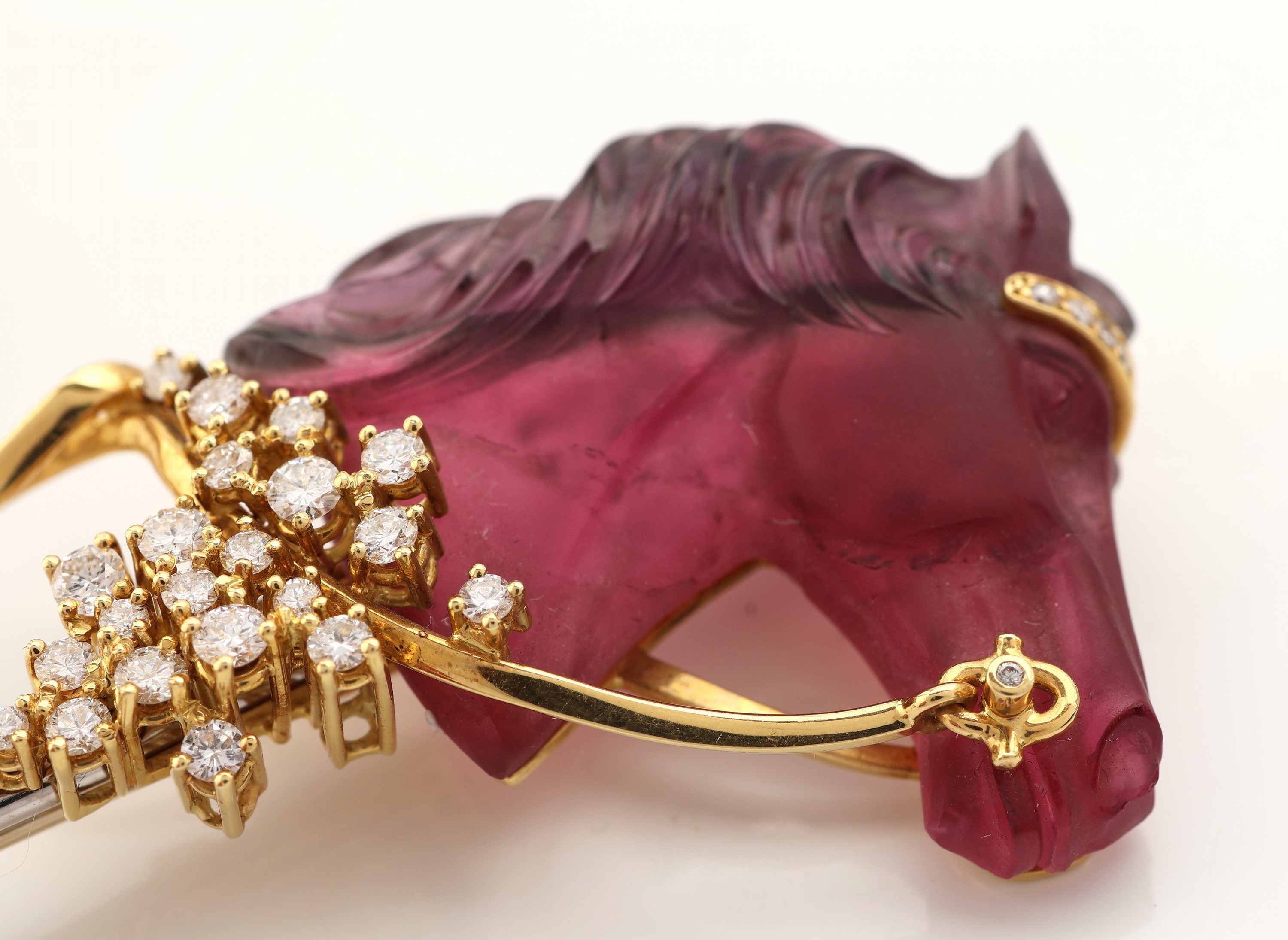 Detail e: 18 kt Gold und Platin Rubellit-Brillant -Brosche, GG 750/000 und Pt., Einzelanfertigung eines renommierten Idar- Obersteiner Goldschmieds, plastisch ...