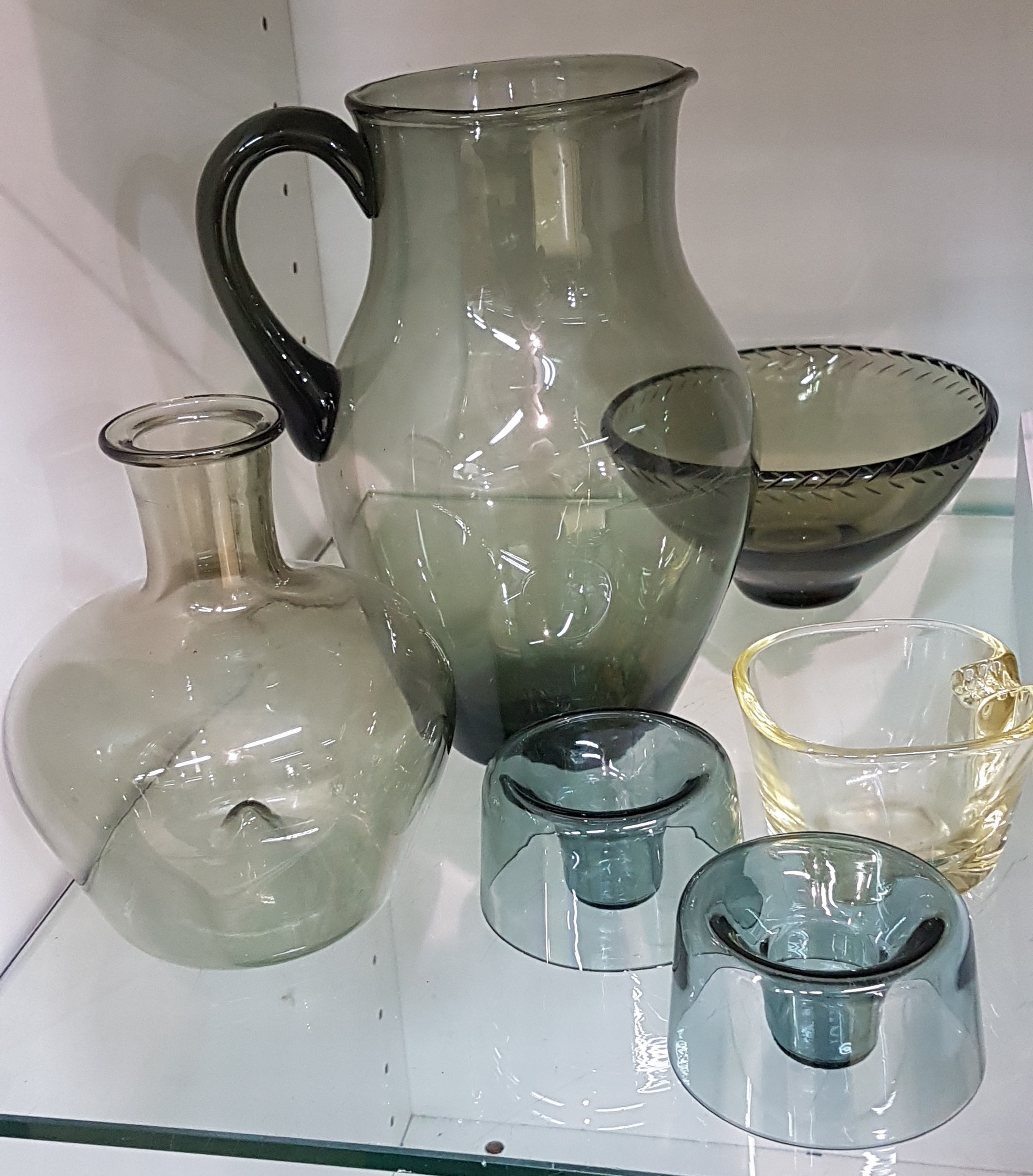 Detail a: 6 Glasobjekte, Entw. Wilhelm Wagenfeld (1900-1990) für WMF, 1960er-Jahre, rauchgrün bzw. gelb gefärbtes Glas, Krug, Vase, Aschenbecher, Schale, ...