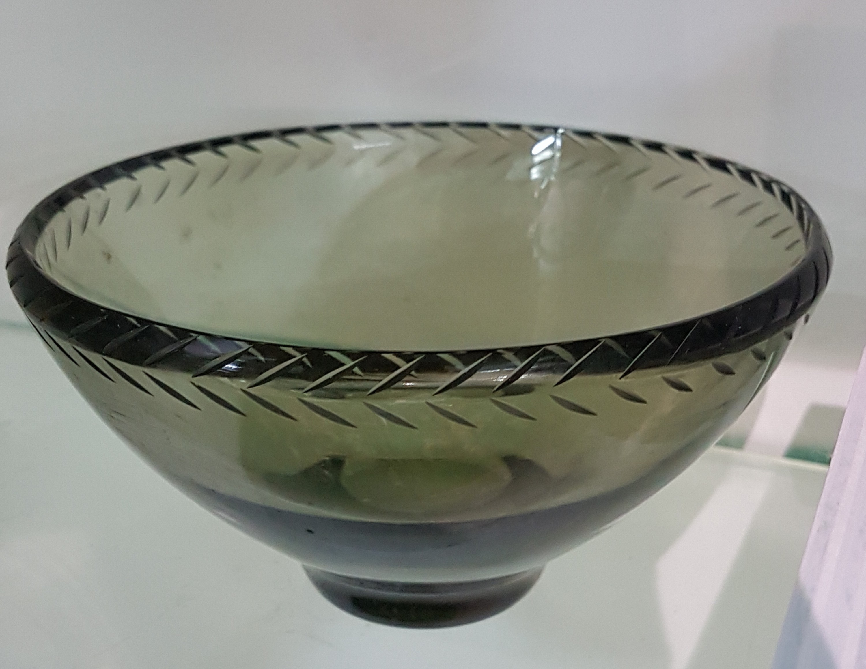 Detail b: 6 Glasobjekte, Entw. Wilhelm Wagenfeld (1900-1990) für WMF, 1960er-Jahre, rauchgrün bzw. gelb gefärbtes Glas, Krug, Vase, Aschenbecher, Schale, ...