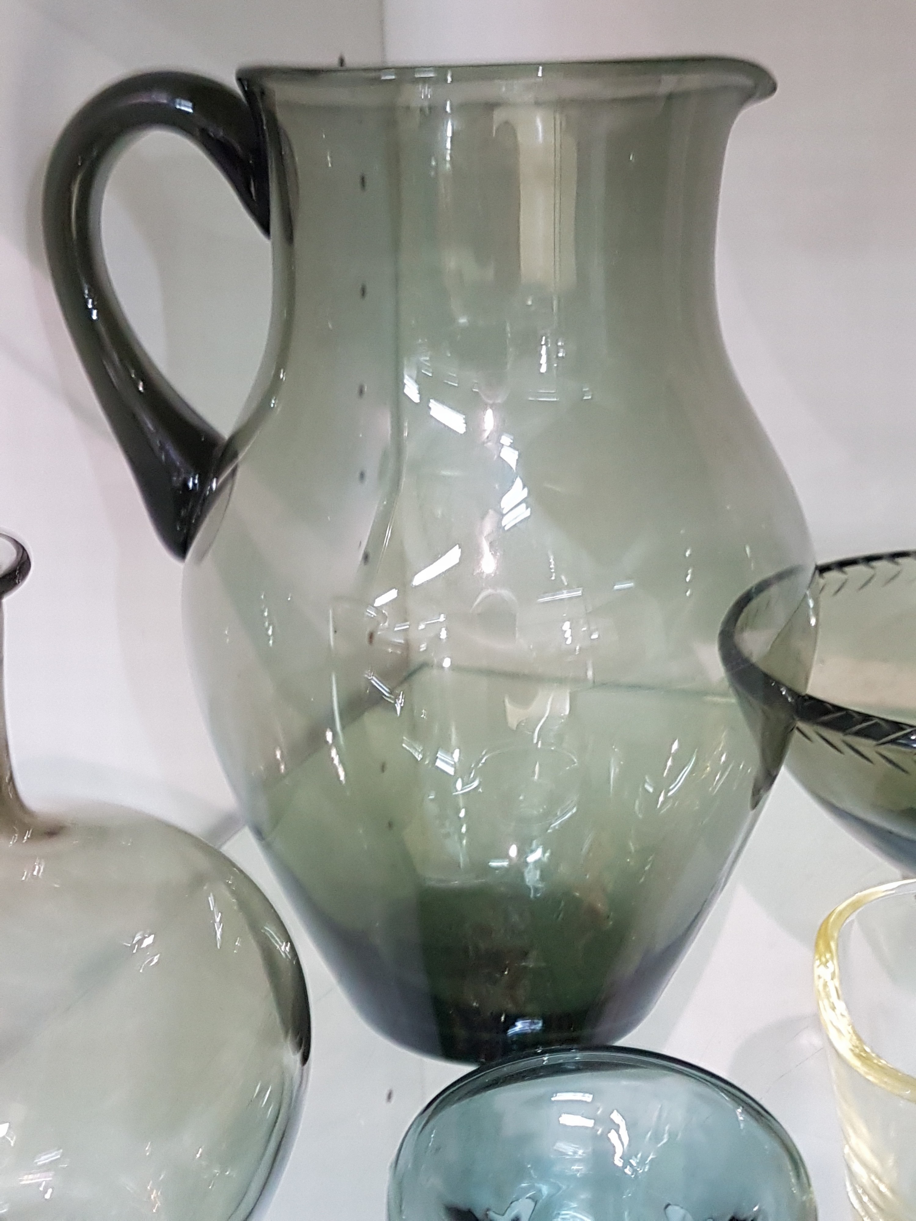 Detail c: 6 Glasobjekte, Entw. Wilhelm Wagenfeld (1900-1990) für WMF, 1960er-Jahre, rauchgrün bzw. gelb gefärbtes Glas, Krug, Vase, Aschenbecher, Schale, ...