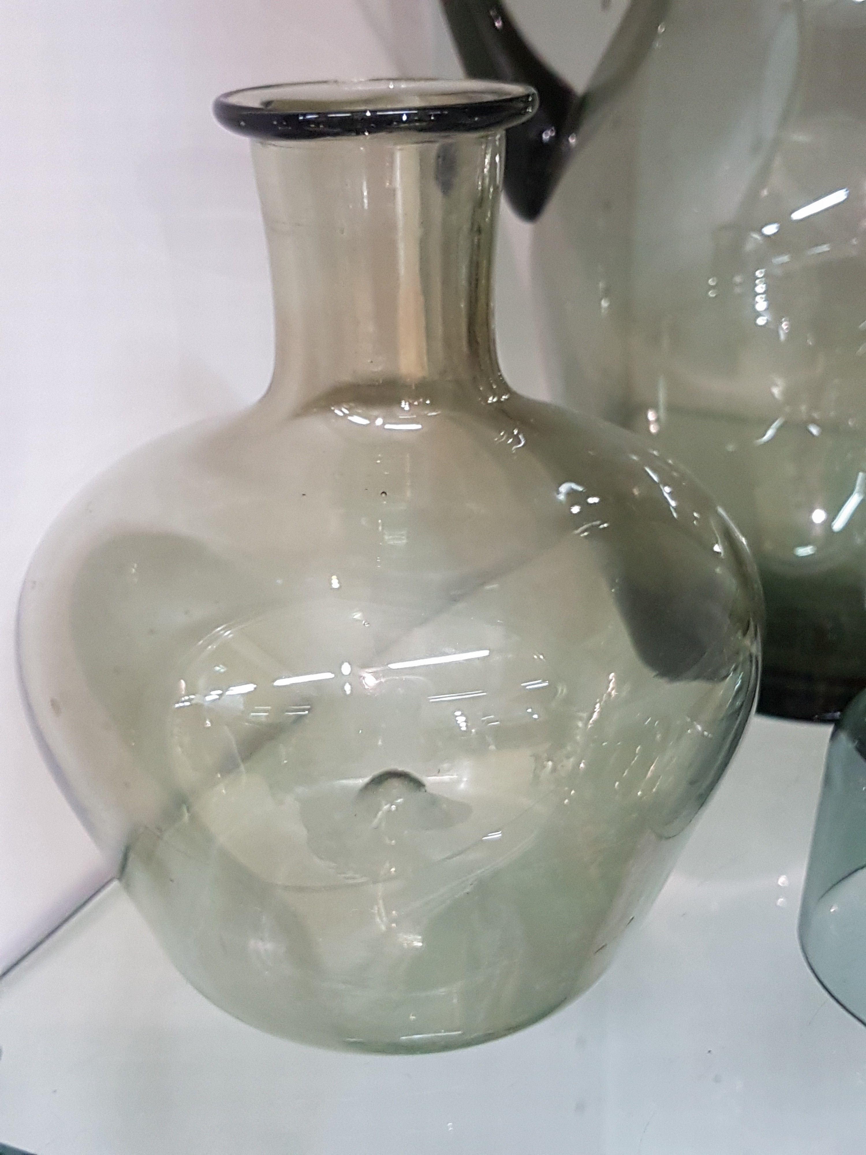 Detail d: 6 Glasobjekte, Entw. Wilhelm Wagenfeld (1900-1990) für WMF, 1960er-Jahre, rauchgrün bzw. gelb gefärbtes Glas, Krug, Vase, Aschenbecher, Schale, ...