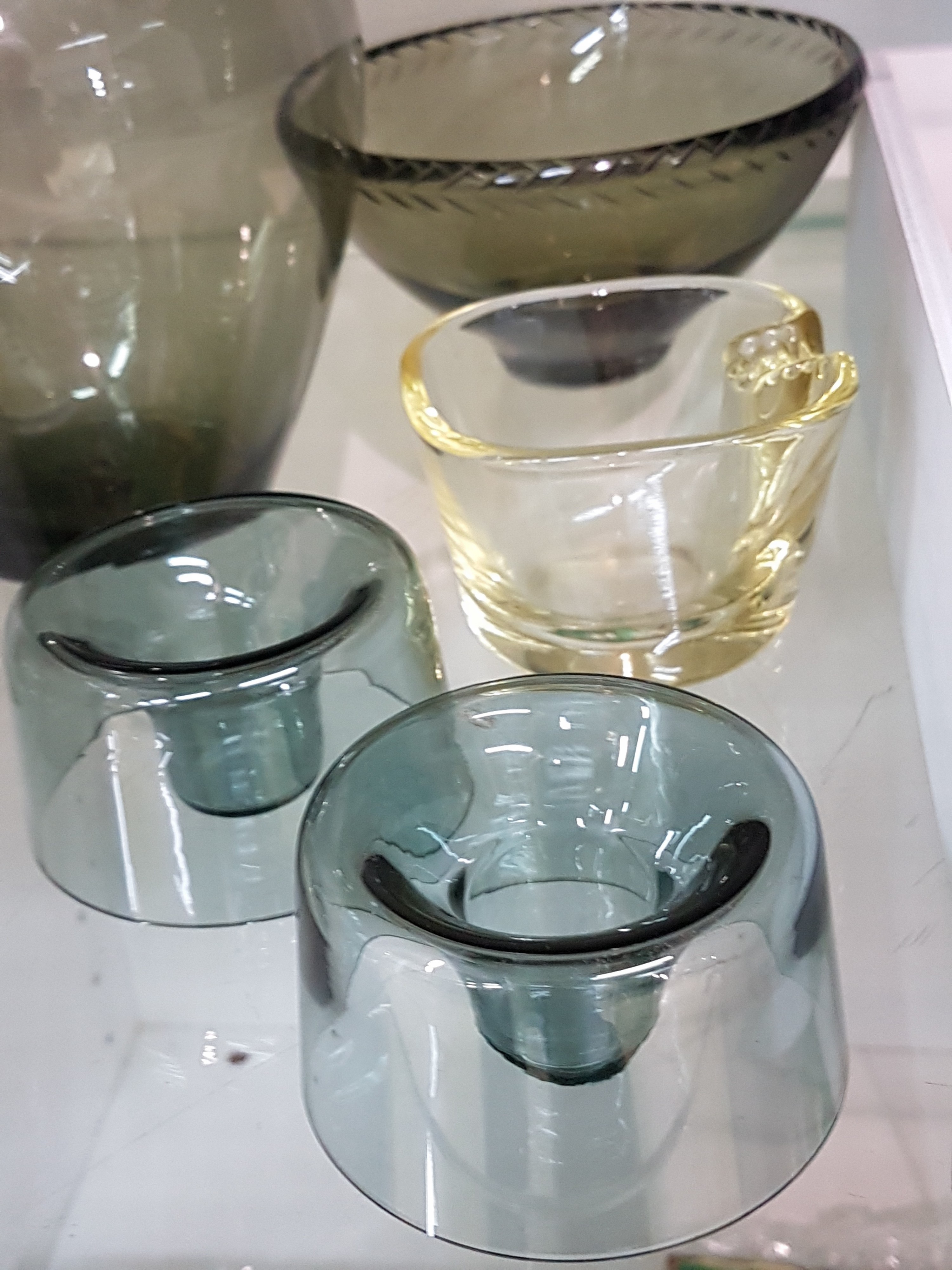 Detail e: 6 Glasobjekte, Entw. Wilhelm Wagenfeld (1900-1990) für WMF, 1960er-Jahre, rauchgrün bzw. gelb gefärbtes Glas, Krug, Vase, Aschenbecher, Schale, ...