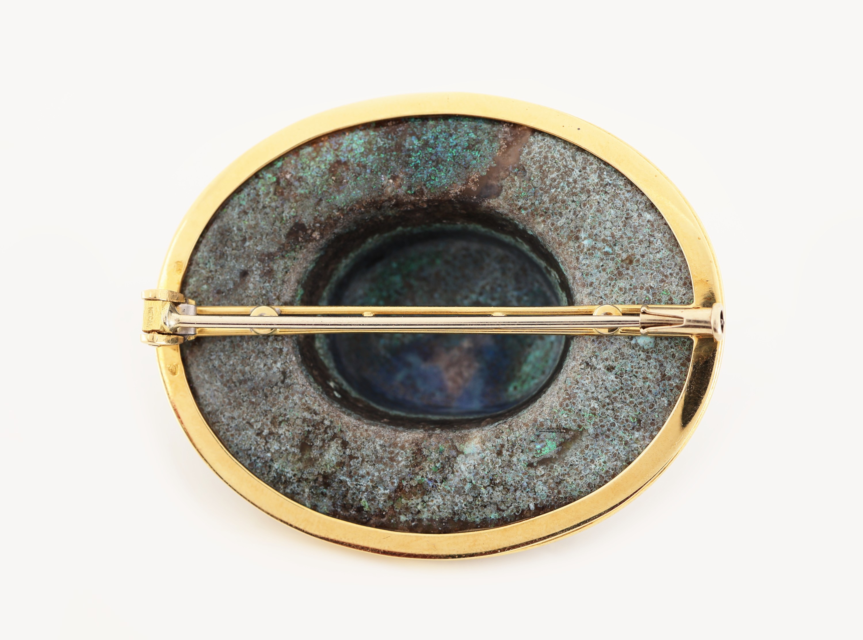 Detail a: Ausgefallene 18 kt Gold und Platin Opal- Brosche, GG 750/000 und Pt., Einzelanfertigung eines Idar-Obersteiner Goldschmieds, Hut aus einem Stück ...