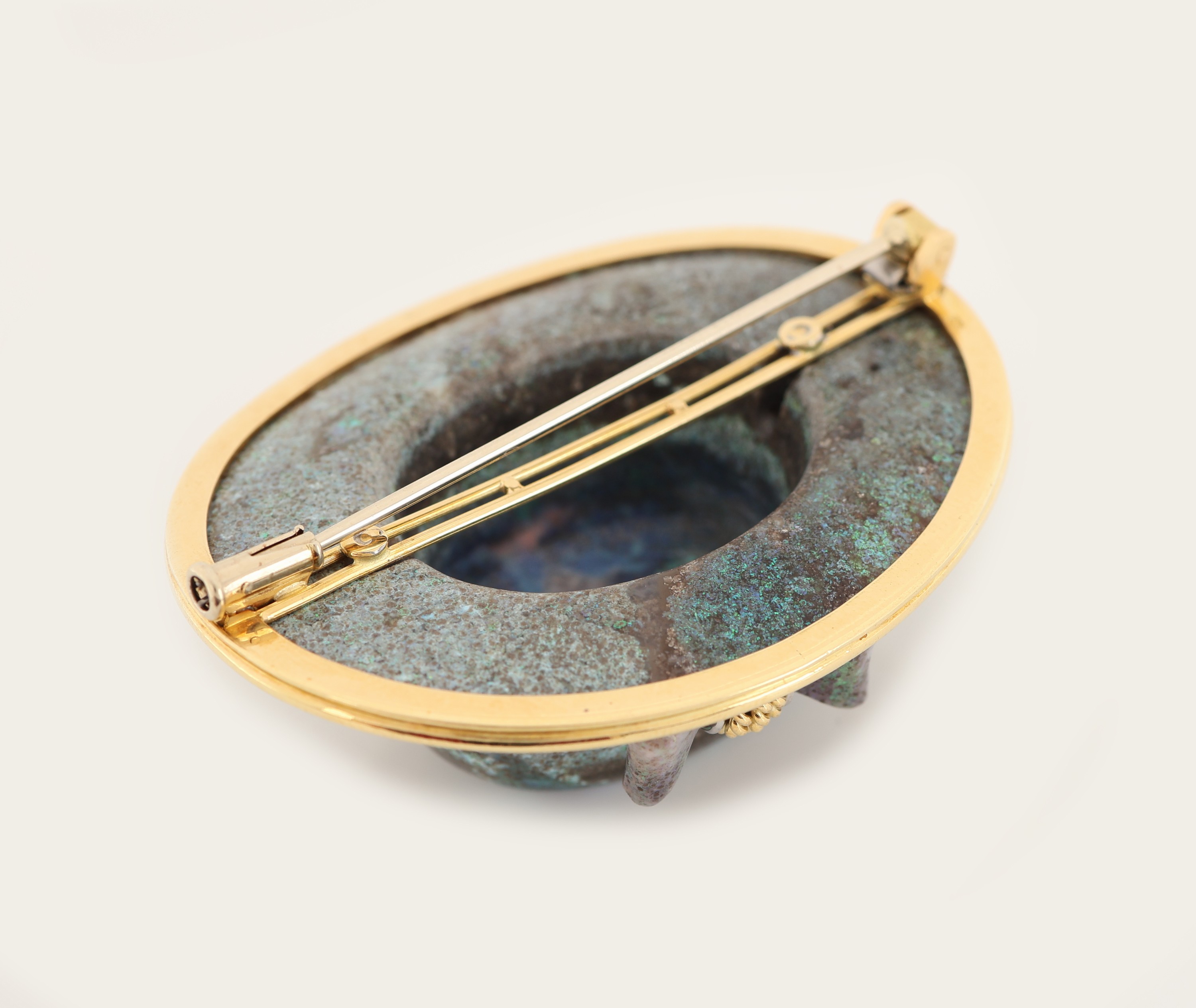 Detail c: Ausgefallene 18 kt Gold und Platin Opal- Brosche, GG 750/000 und Pt., Einzelanfertigung eines Idar-Obersteiner Goldschmieds, Hut aus einem Stück ...