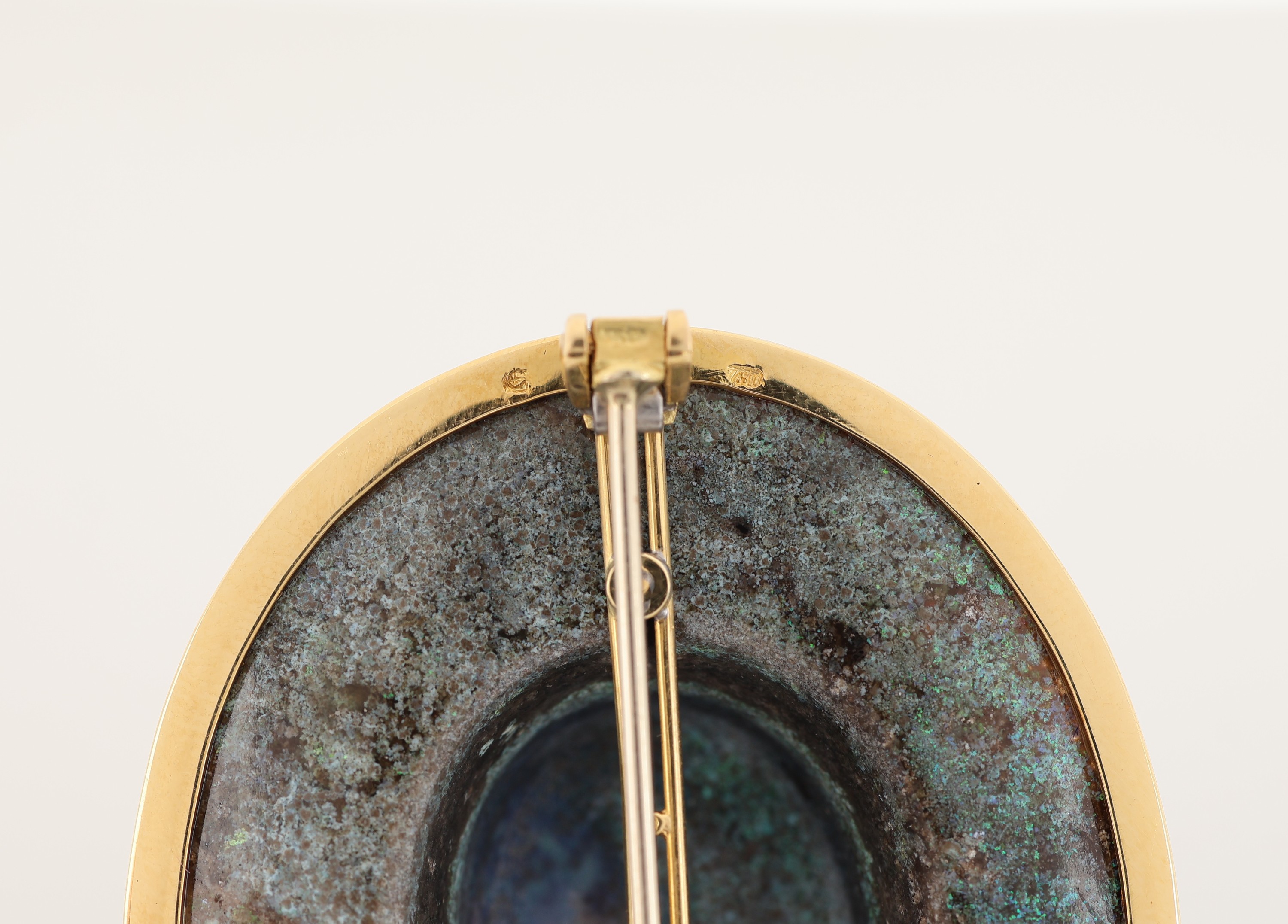 Detail e: Ausgefallene 18 kt Gold und Platin Opal- Brosche, GG 750/000 und Pt., Einzelanfertigung eines Idar-Obersteiner Goldschmieds, Hut aus einem Stück ...